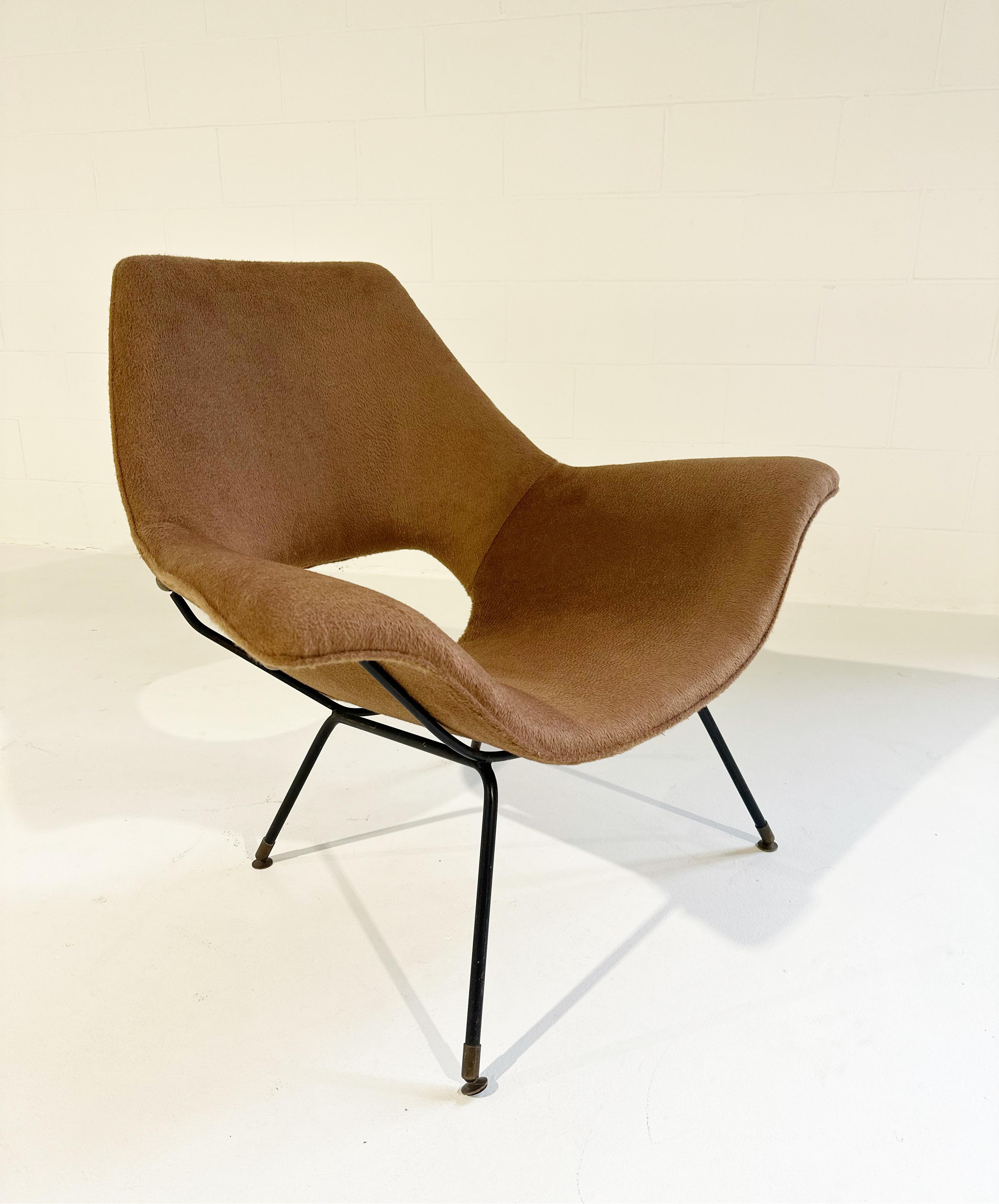 Augusto Bozzi était un designer de meubles italien qui travaillait en étroite collaboration avec le fabricant Saporiti. Ces incroyables chaises longues ont une forme ailée très cool. Elles ont été magistralement revêtues d'un tissu doux et luxueux