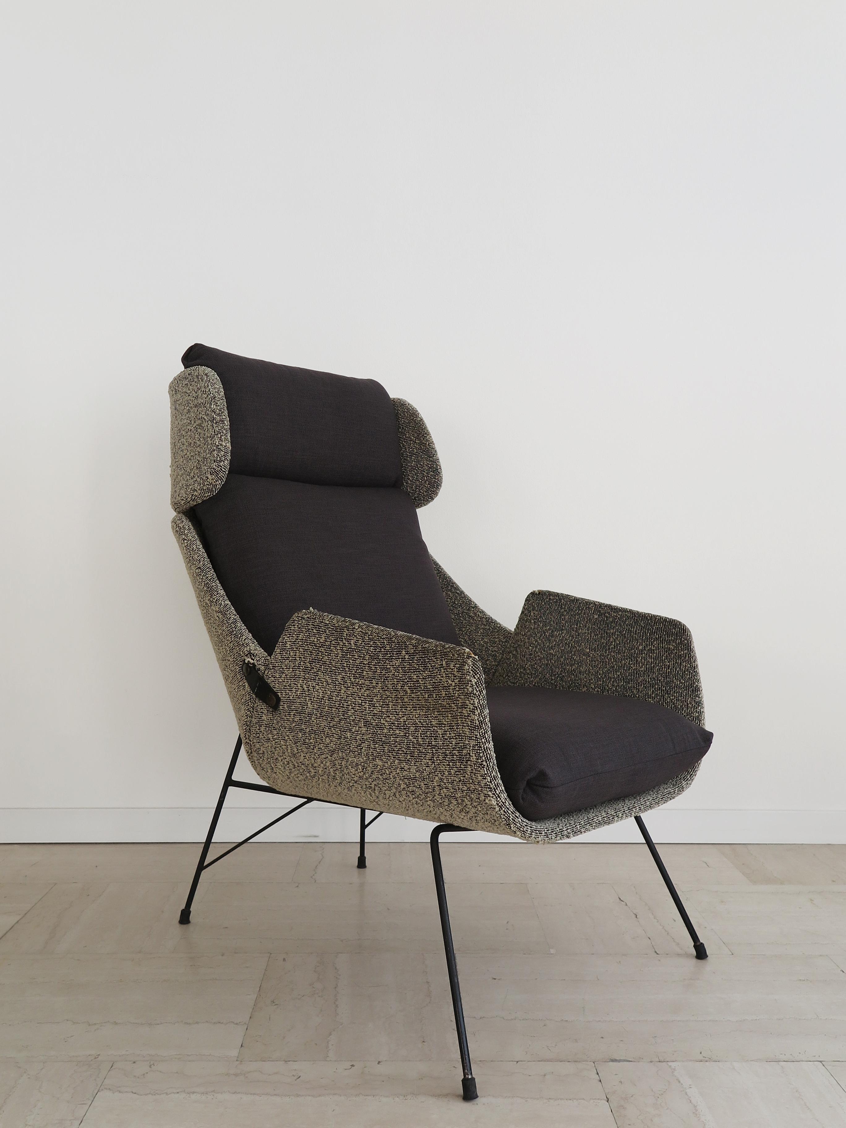 Fauteuil italien Mid-Century Modern design très rare conçu par Augusto Bozzi pour Saporiti Italia avec un cadre en tige de métal peint et une coque en bois tapissée d'un tissu en laine d'origine, le coussin a été refait à neuf, années 1950.

Le