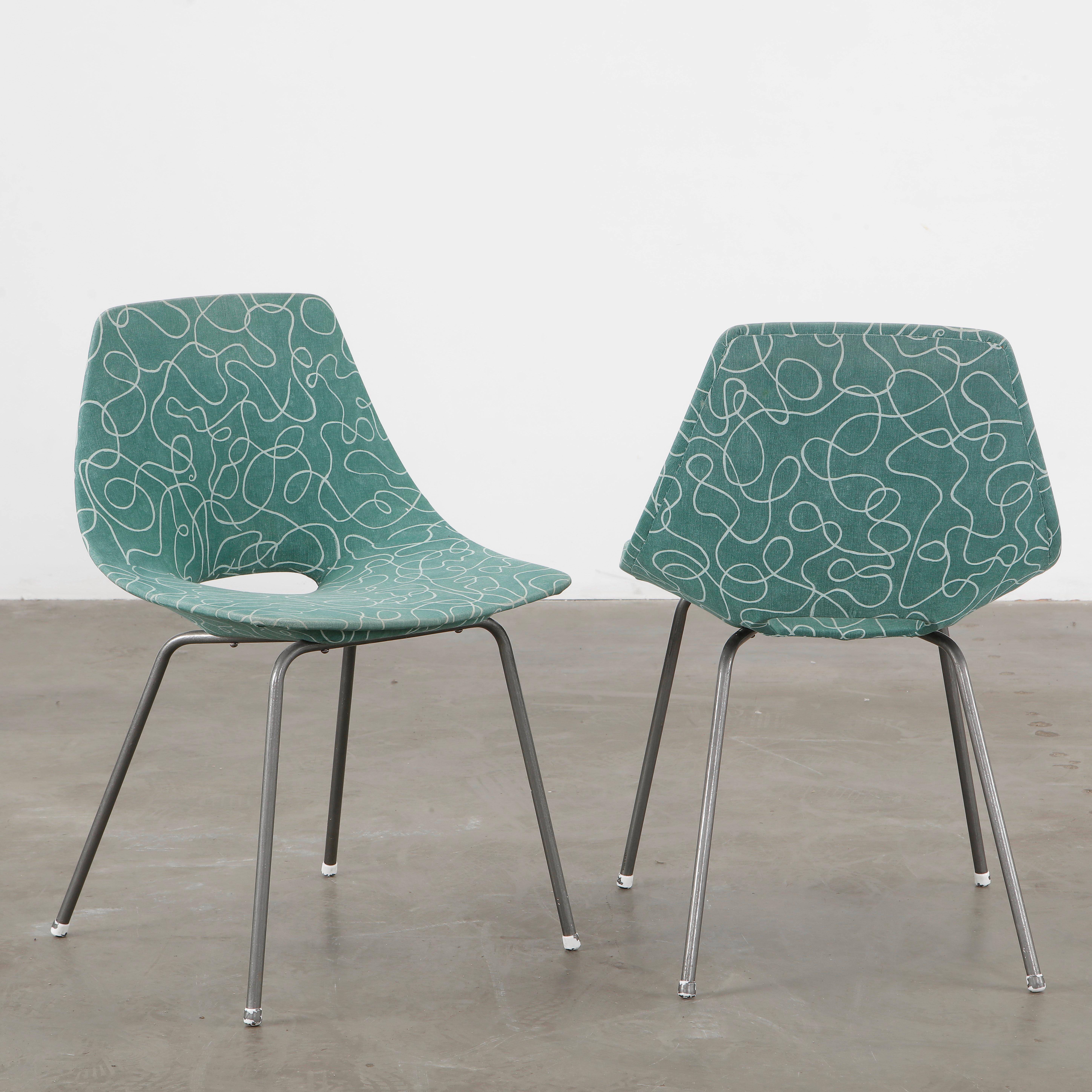 Ces chaises frappantes, conçues par Augusto Bozzi en Italie, sont dotées de pieds en acier et d'une assise en tissu vert et blanc, un produit intemporel. Hauteur : 31 in. Largeur : 20 in. Profondeur : 14 in. Hauteur de l'assise : 18 pouces.
