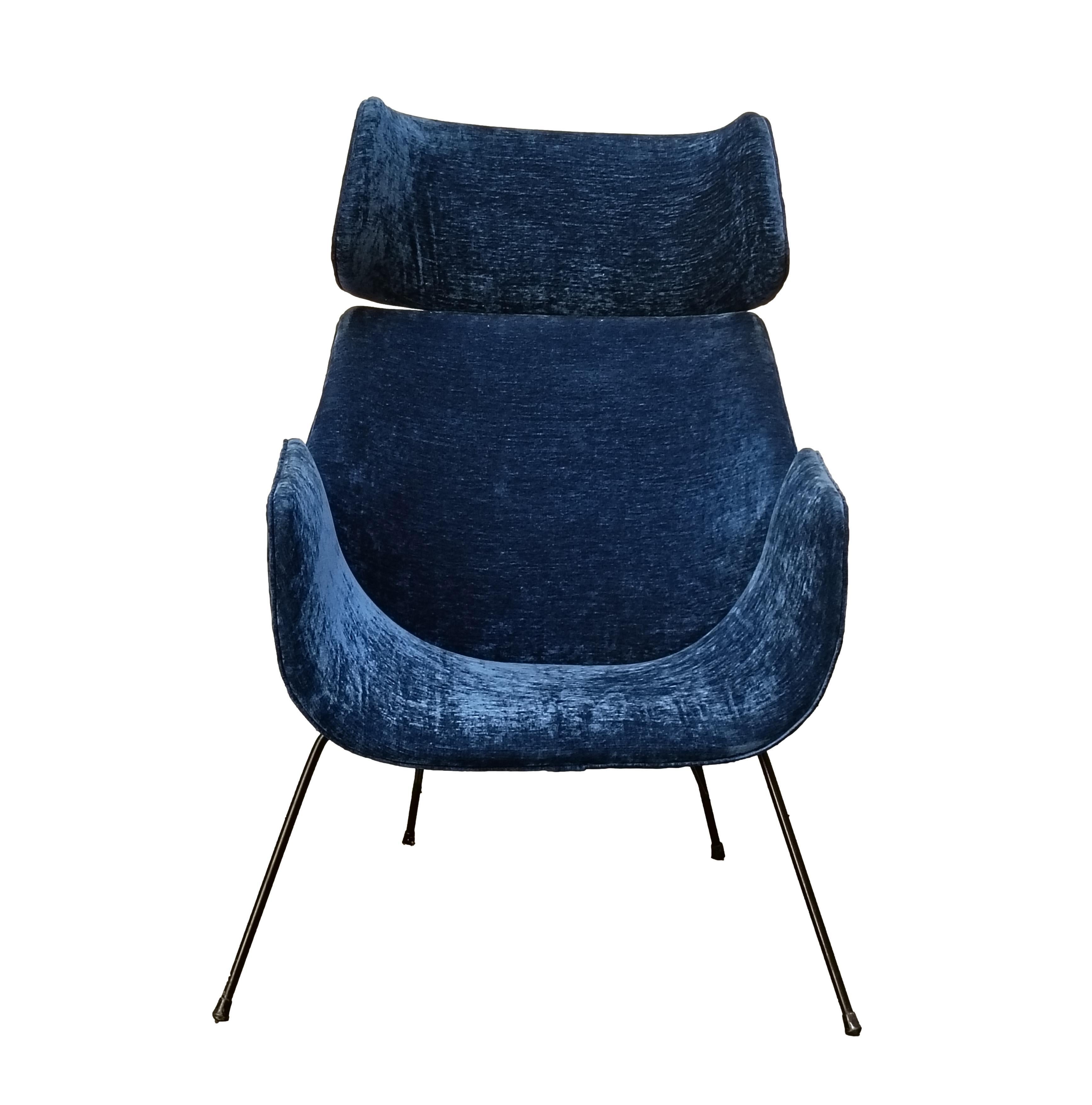 Rare et splendide fauteuil conçu par Augusto Bozzi pour Saporiti, début des années 1950.
Châssis en contreplaqué courbé en trois parties sur un cadre en métal laqué noir.
Rembourrage et coussins en mousse, revêtement en velours bleu.



