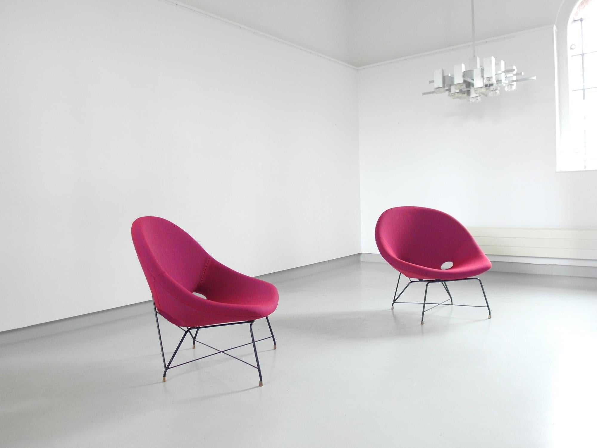 Pair of Cosmos Chairs in Ruby red/ Raspberry red by Augusto Bozzi for Saporiti For Sale 5