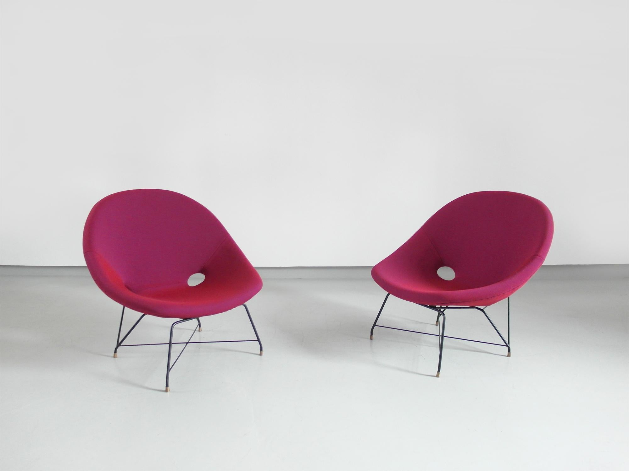 Perfectly upholstered in Raspberry fabric, pair of Cosmos lounge chairs designed by Augusto Bozzi for Saporiti Italia, Italy 1954.
The black coated metal wire frames with solid brass feet give the chairs an elegant and delicate appearance. The