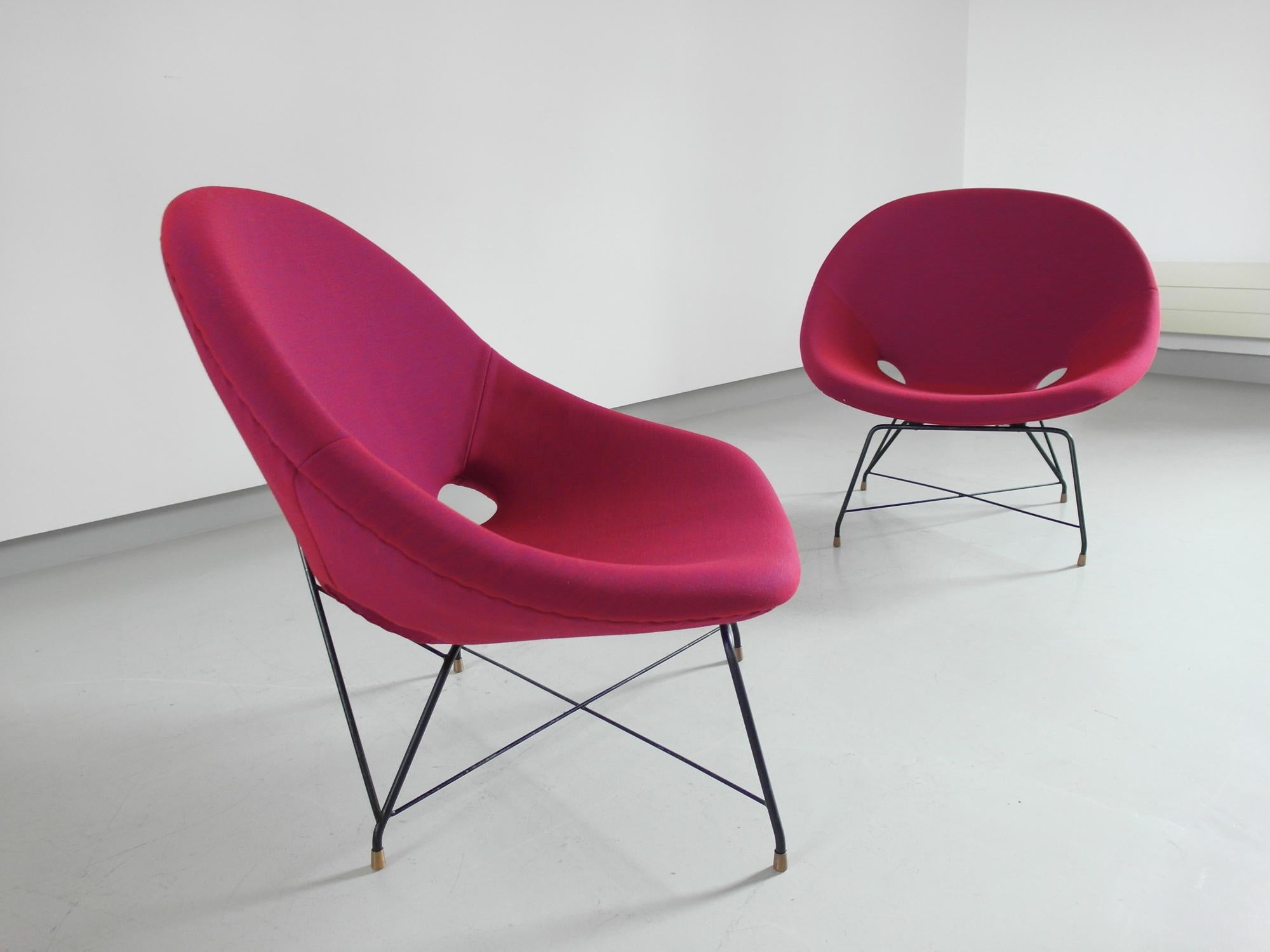 Mid-Century Modern Pair of Cosmos Chairs in Ruby red/ Raspberry red by Augusto Bozzi for Saporiti For Sale