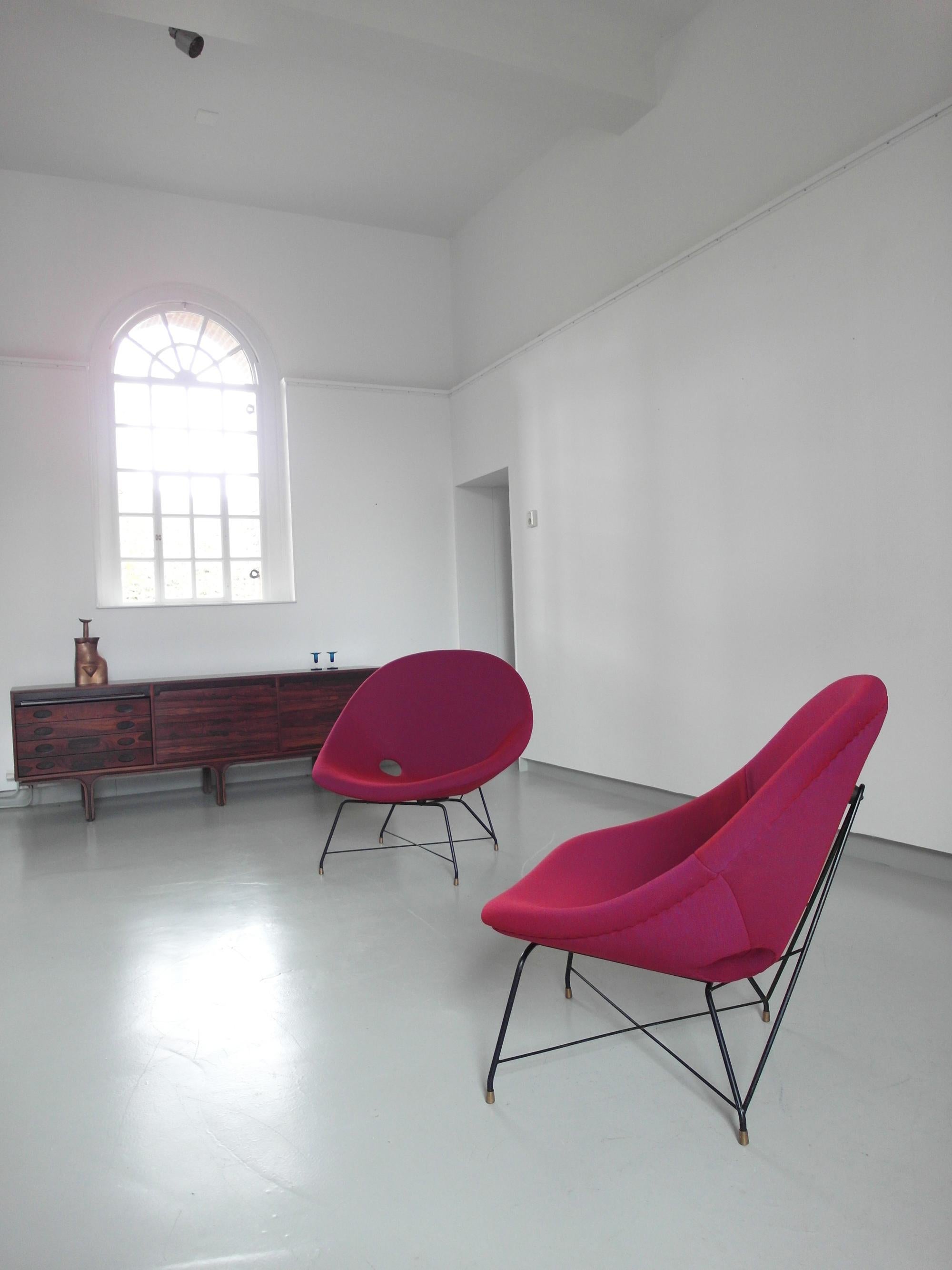 European Pair of Cosmos Chairs in Ruby red/ Raspberry red by Augusto Bozzi for Saporiti For Sale