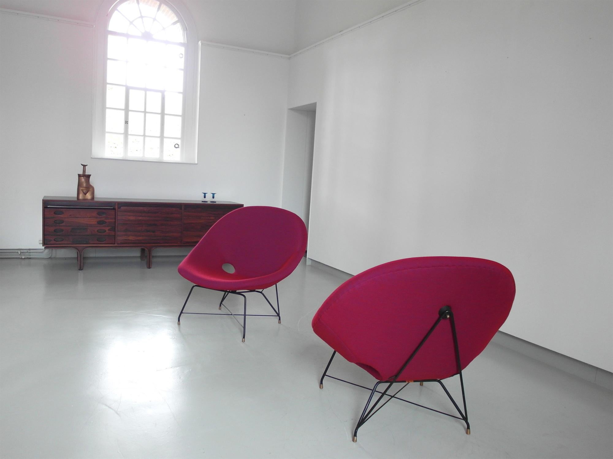Pair of Cosmos Chairs in Ruby red/ Raspberry red by Augusto Bozzi for Saporiti In Excellent Condition For Sale In Woudrichem, NL