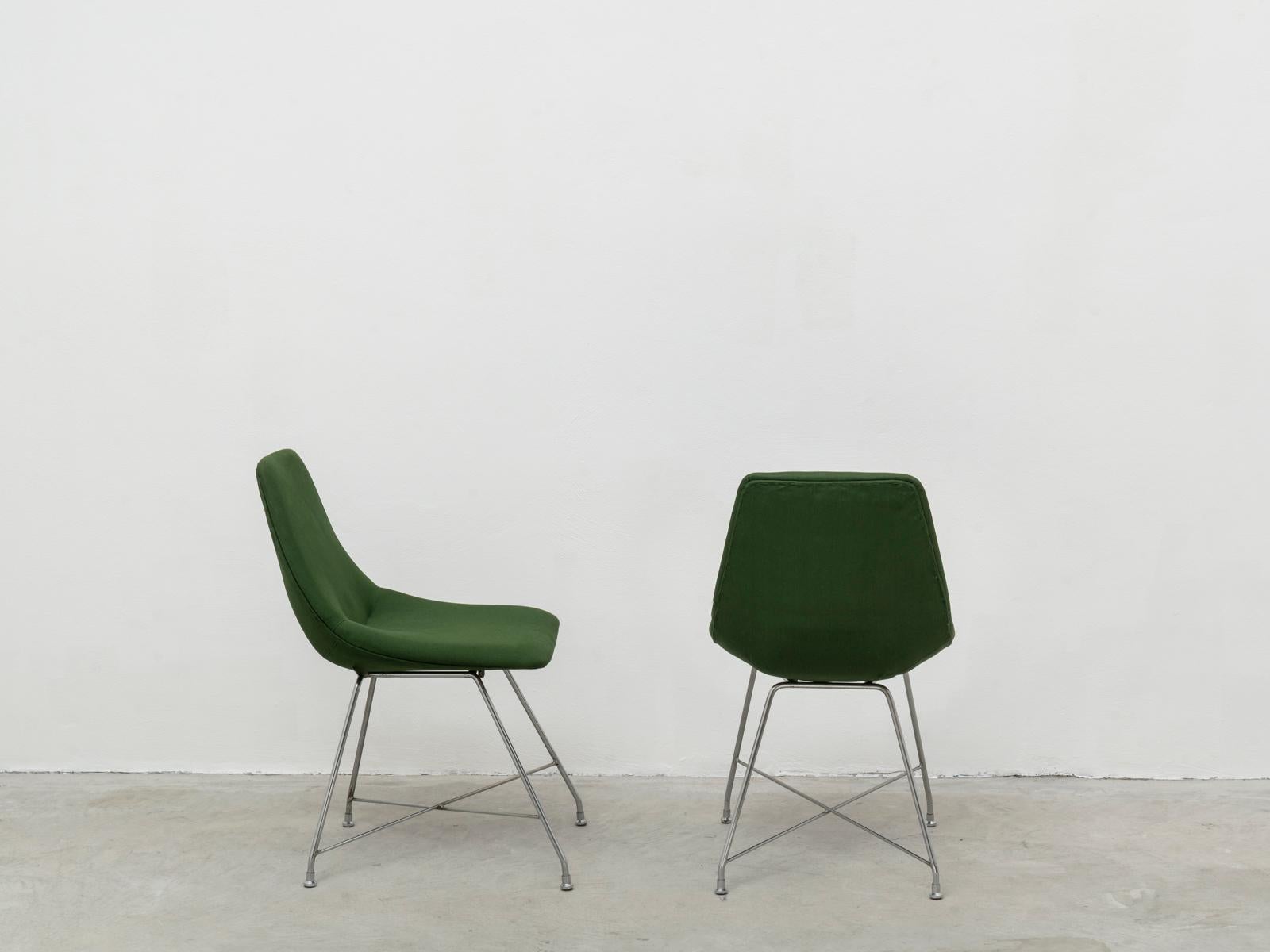 Set of 4 iconic chairs, model Aster, designed by Augusto Bozzi for Saporiti in 1954. This set was likely produced in the early 1960s. Rarer version with chromed-plated base, with patina. Stronger oxidation on one base out of four. The chairs have
