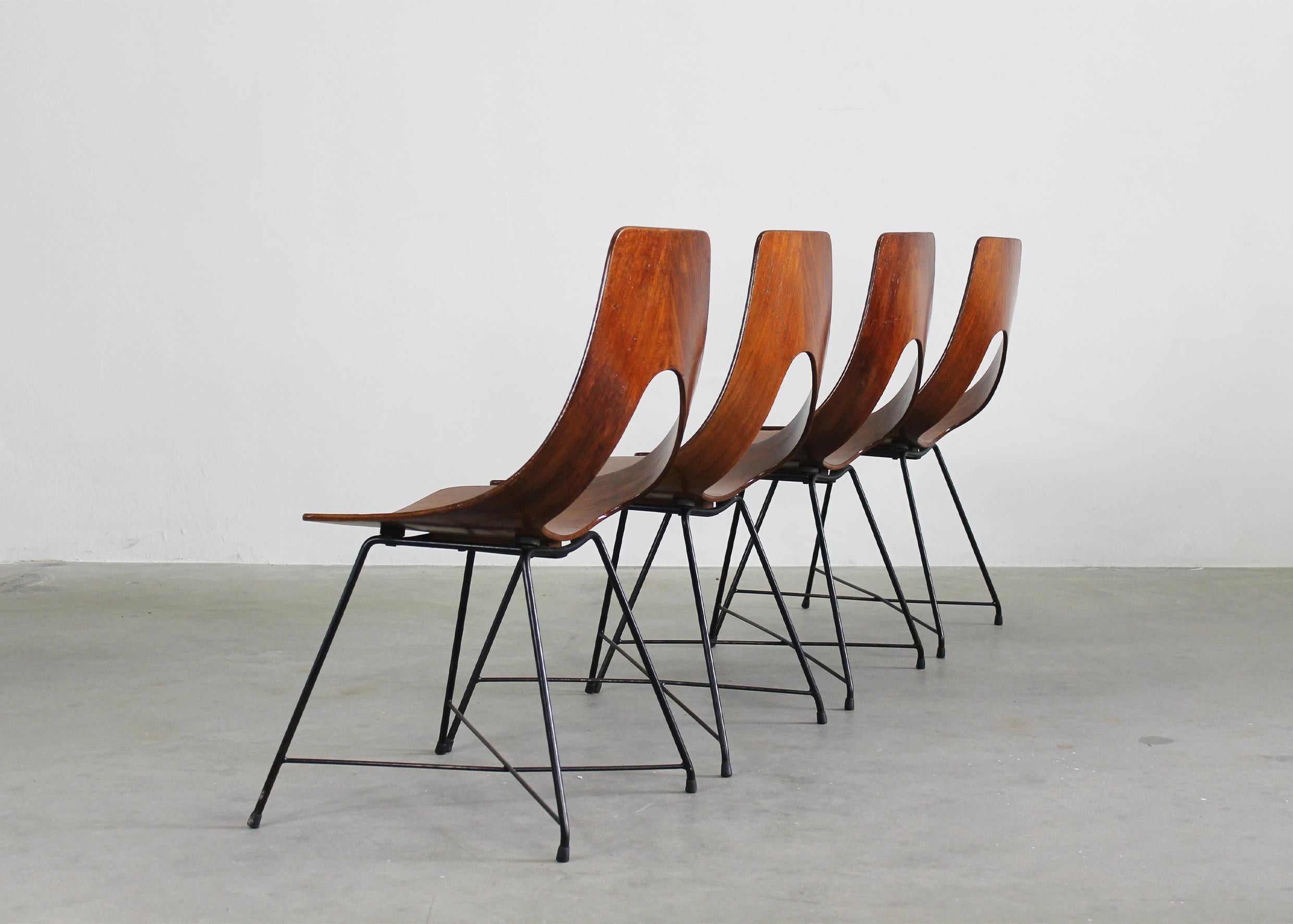 Mid-Century Modern Augusto Bozzi Set of Four Ariston Chairs in Plywood and Metal by Saporiti 1950s For Sale