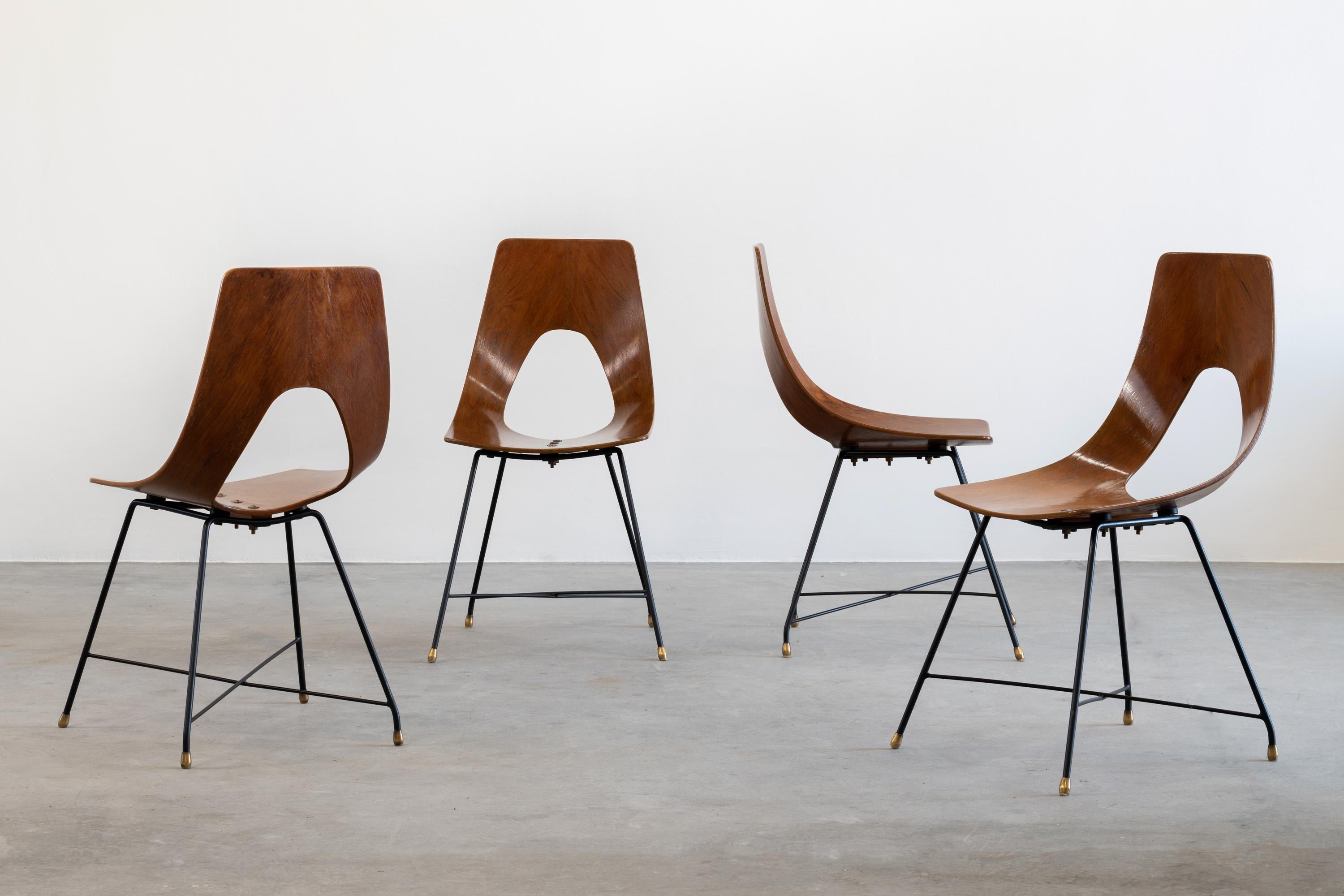 Set of four dining chairs model Ariston, designed by Augusto Bozzi for Saporiti, 1950.
Structure in curved plywood and brass details.

 