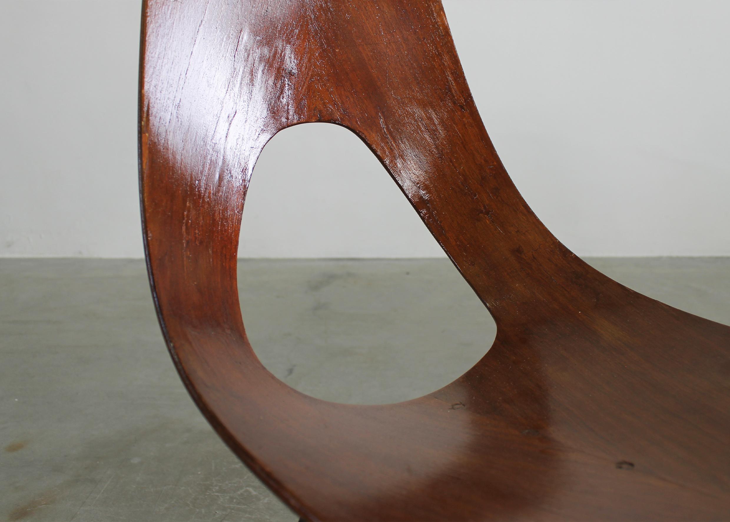 Ensemble de deux chaises de salle à manger modèle Ariston avec structure en contreplaqué courbé et pieds en métal laqué noir. 
La chaise Ariston a été conçue par Augusto Bozzi et fabriquée par Saporiti dans les années 1950 (l'étiquette du fabricant