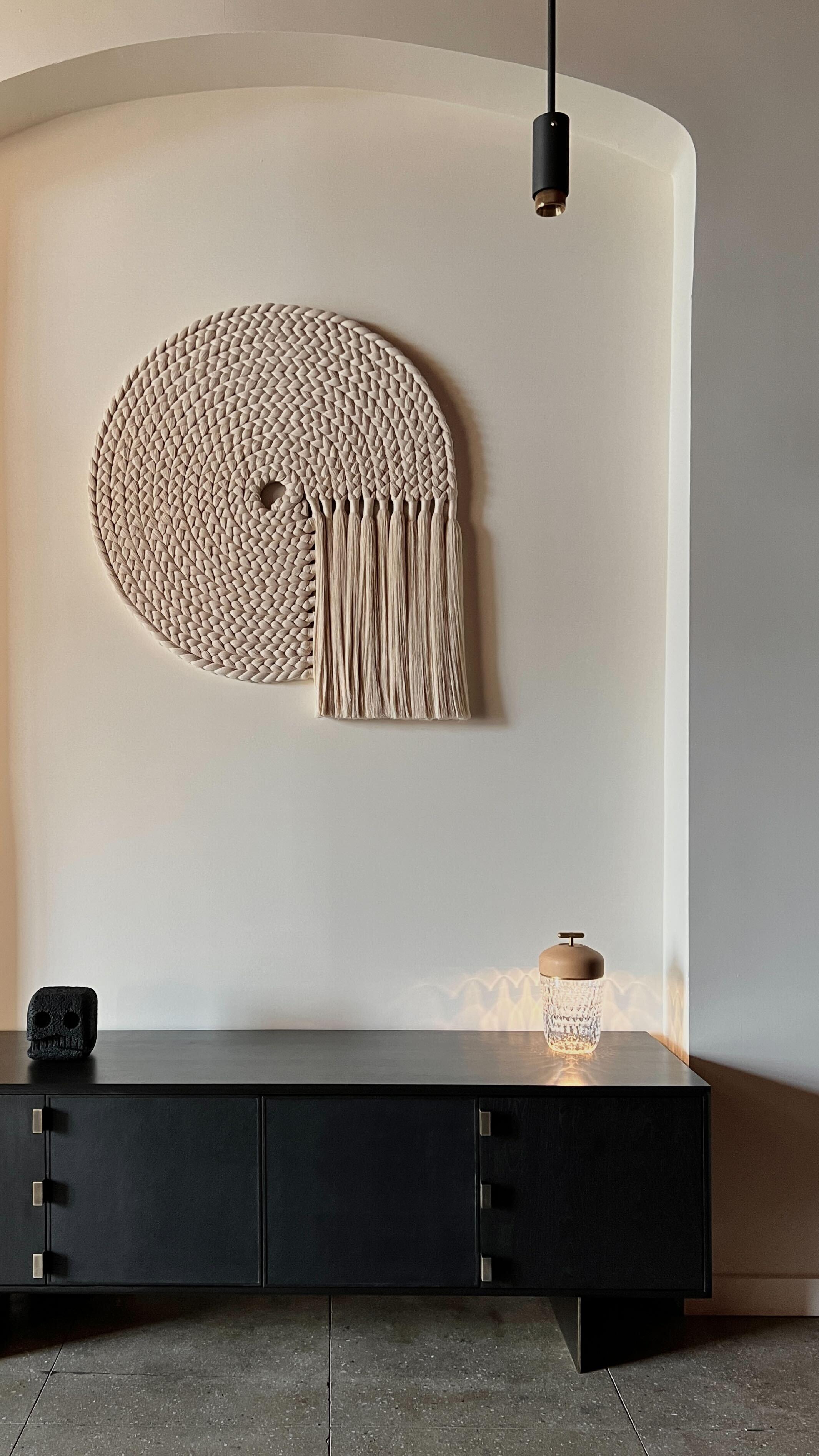 Das Design der Augusto Credenza entspringt der Einzigartigkeit der mexikanischen brutalistischen Architektur, die ihrerseits eine Mischung aus präkolumbianischen Stilen und moderner Architektur des 20. Jahrhunderts mit europäischen Einflüssen ist.