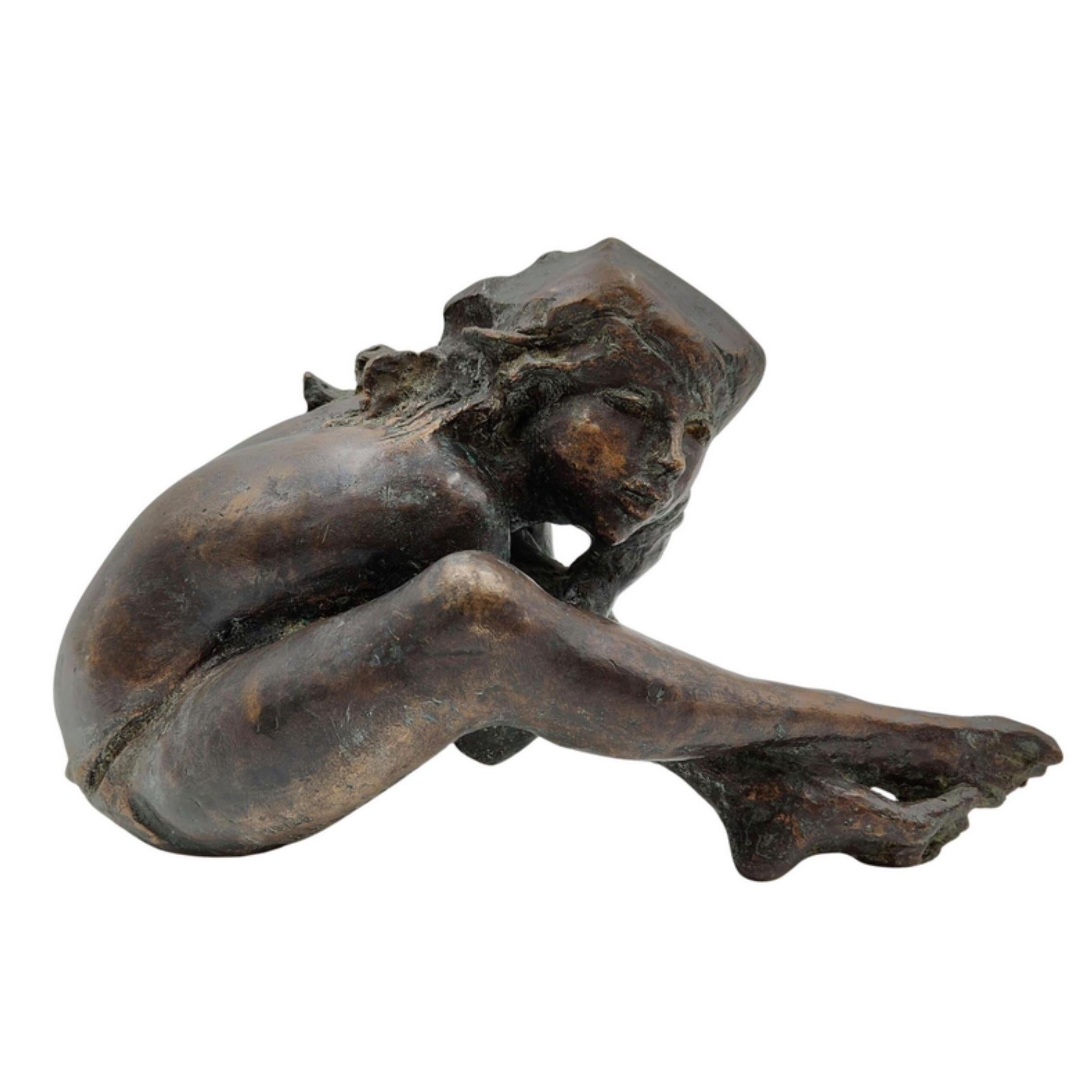 Augusto Murer fu uno dei più significativi scultori italiani della seconda metà del ‘900, con un'ampia produzione artistica legata a temi di impegno civile, ma anche alla ricerca del senso profondo dell'esperienza umana. Nacque nel 1922 a Falcade,