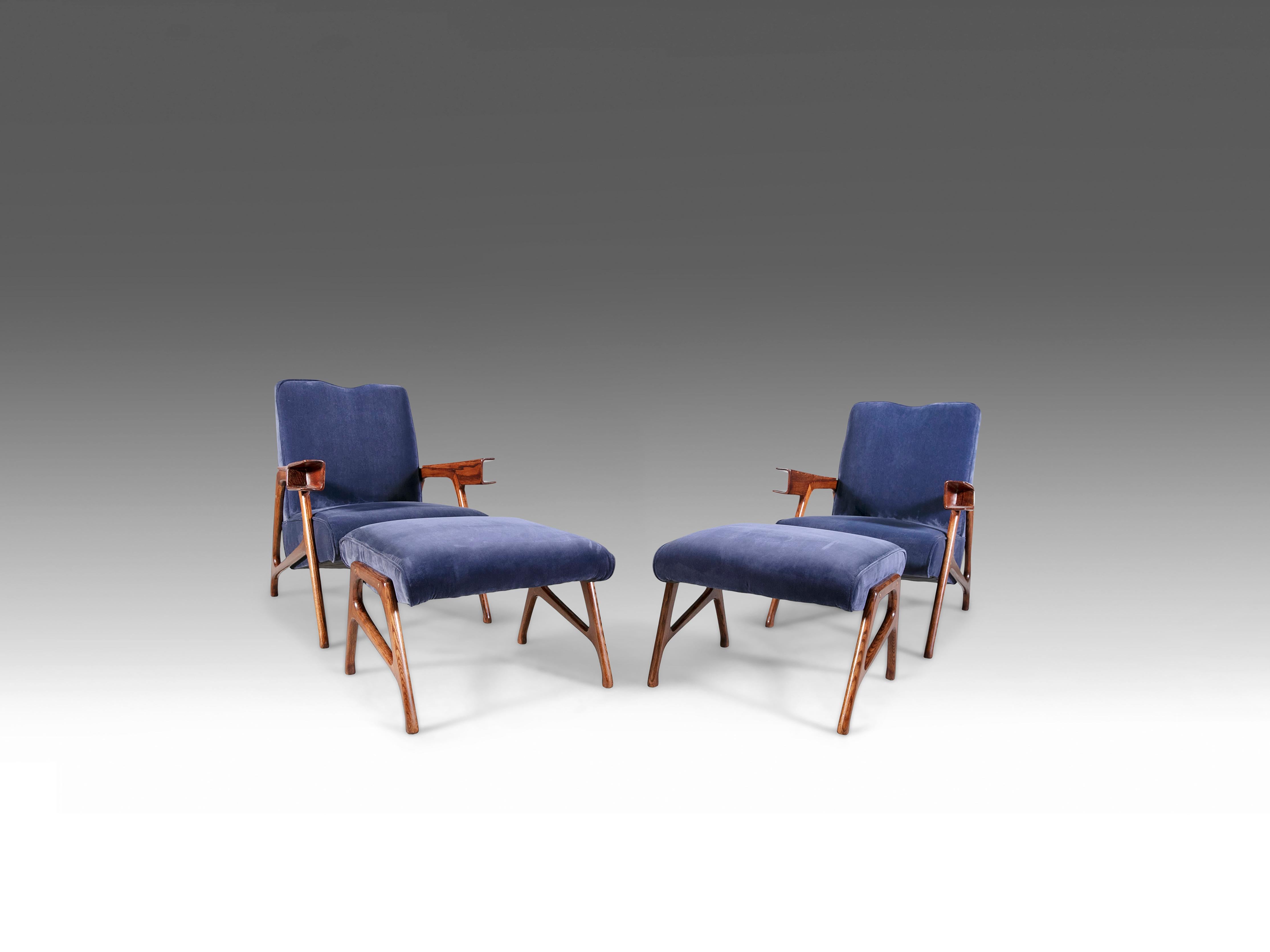 Mid-Century moderno Poltrone con cornice in frassino di Augusto Romano con pouf abbinati Circa 1947,  Italiano. in vendita