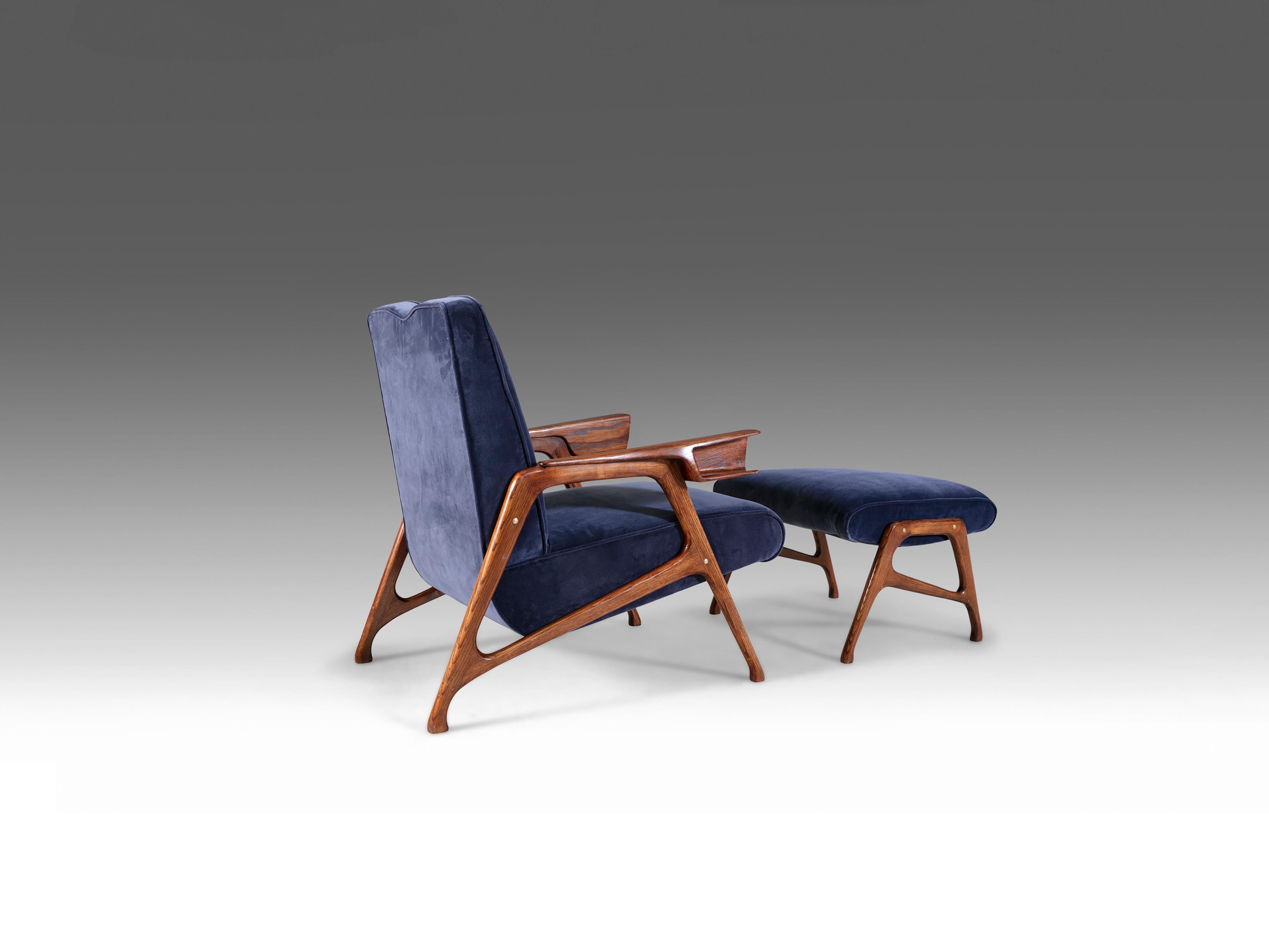 Metà XX secolo Poltrone con cornice in frassino di Augusto Romano con pouf abbinati Circa 1947,  Italiano. in vendita