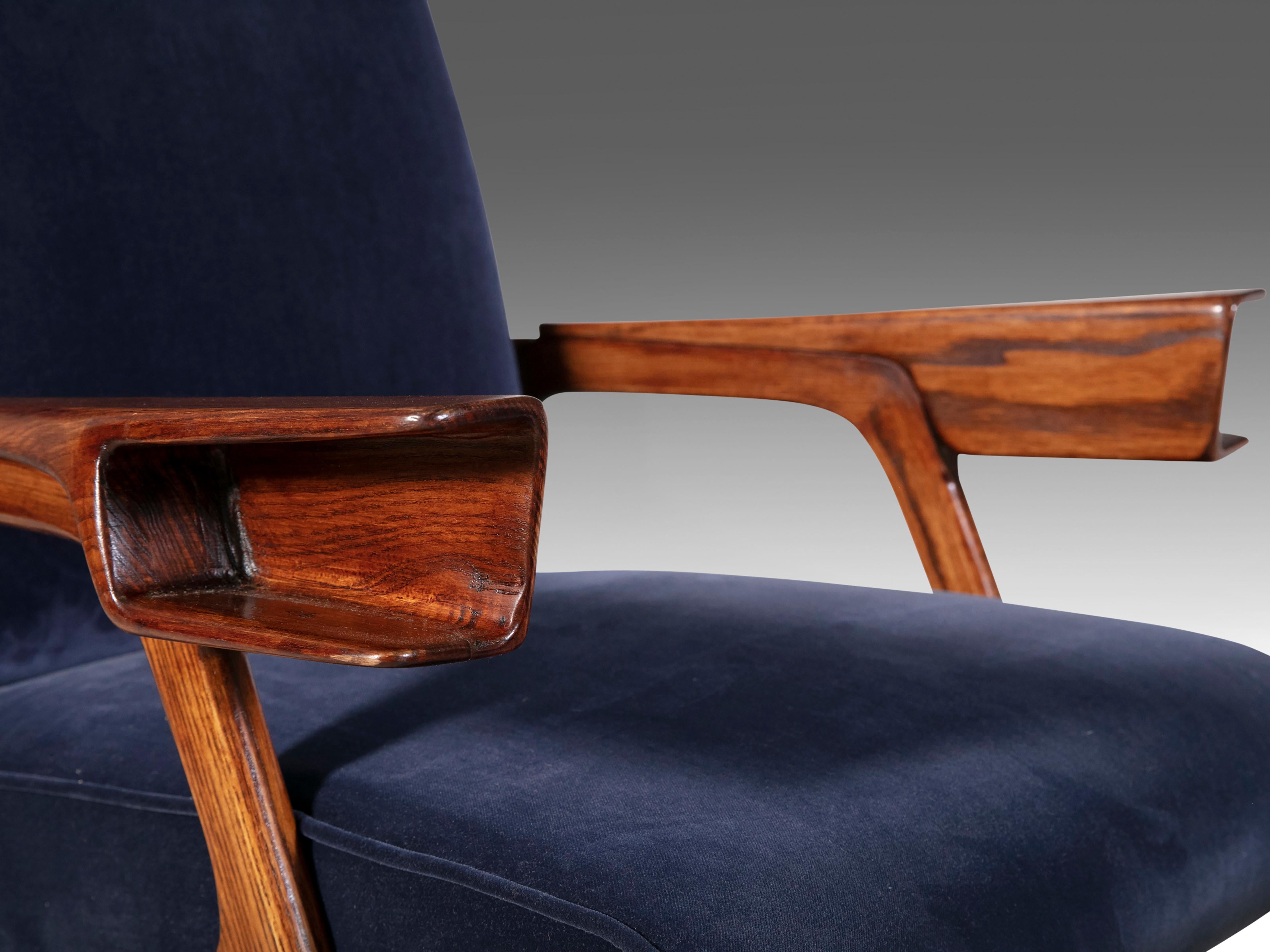 Tessuto Poltrone con cornice in frassino di Augusto Romano con pouf abbinati Circa 1947,  Italiano. in vendita
