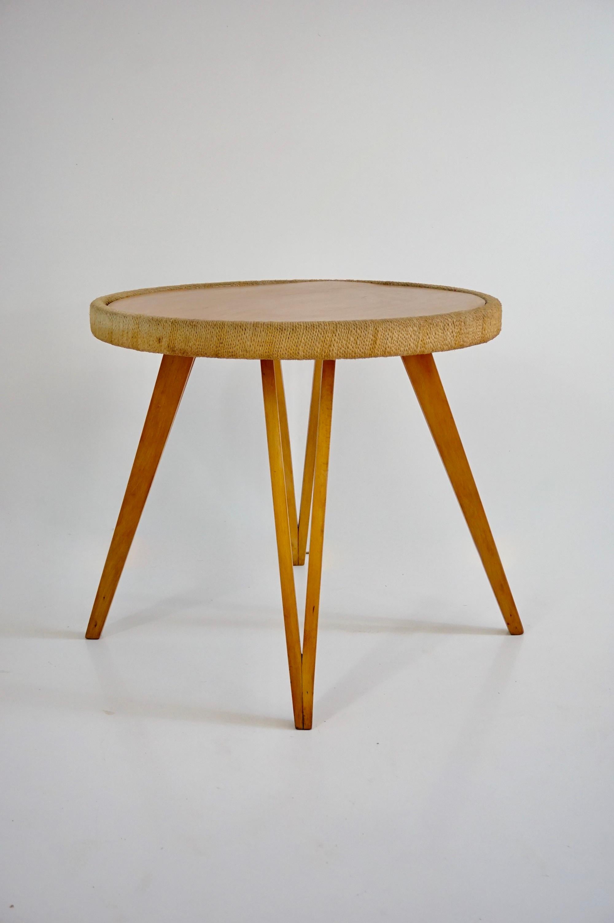 Ein seltener Beistelltisch, entworfen vom italienischen Designer Augusto Romano um 1948. Ein gut ausgeführter Tisch mit einer runden Holzplatte und einem Rand, der sorgfältig mit geflochtenem Stroh verziert ist. Der Sockel zieht das Auge des