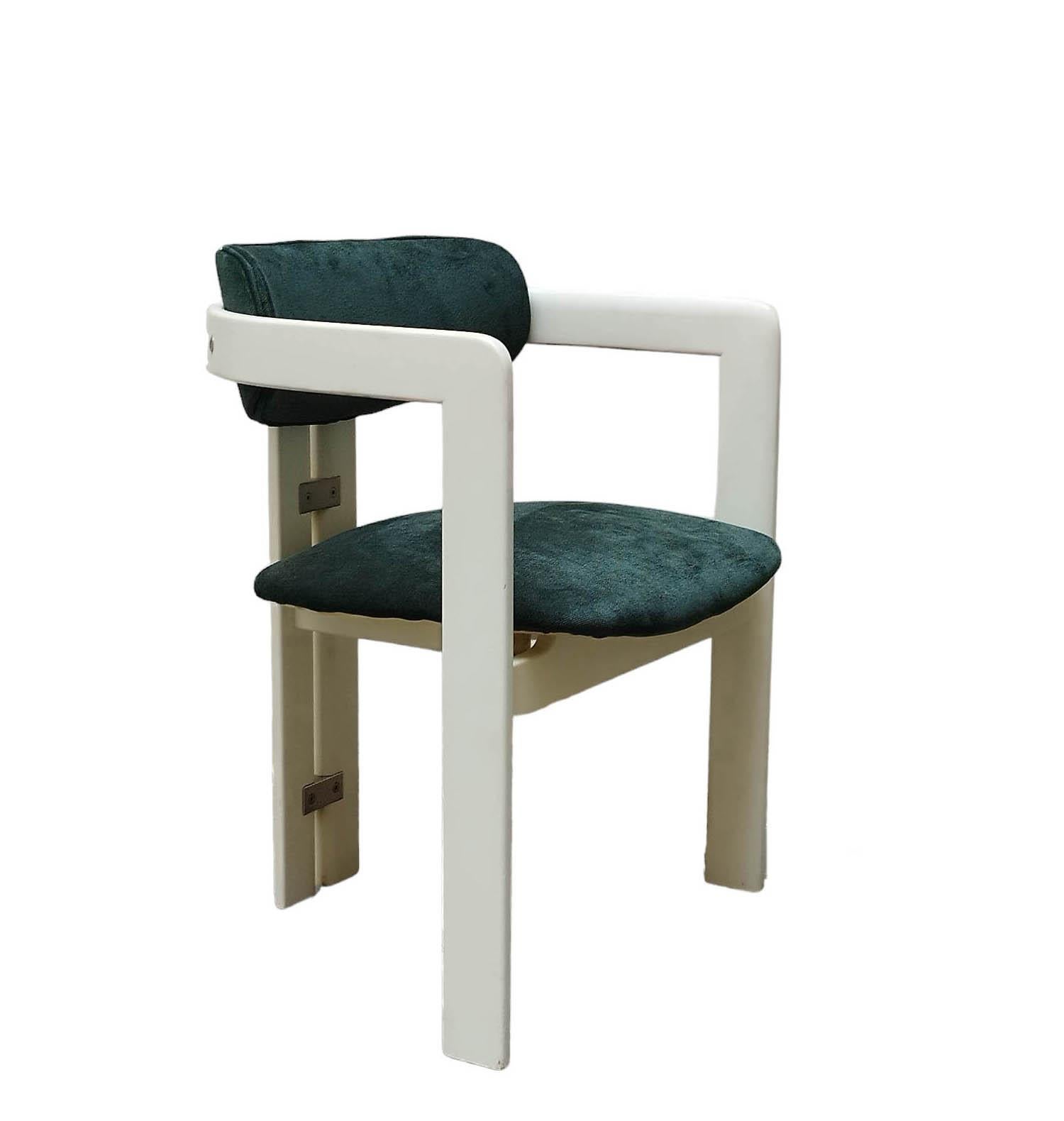 the Pampelona chair designed by Augusto Savini in the 1960s is a model prized for its massive wooden frame that forms two arches on the back feet and joints with steel pieces.
It is upholstered in green fabric for the seat and back, with a seat