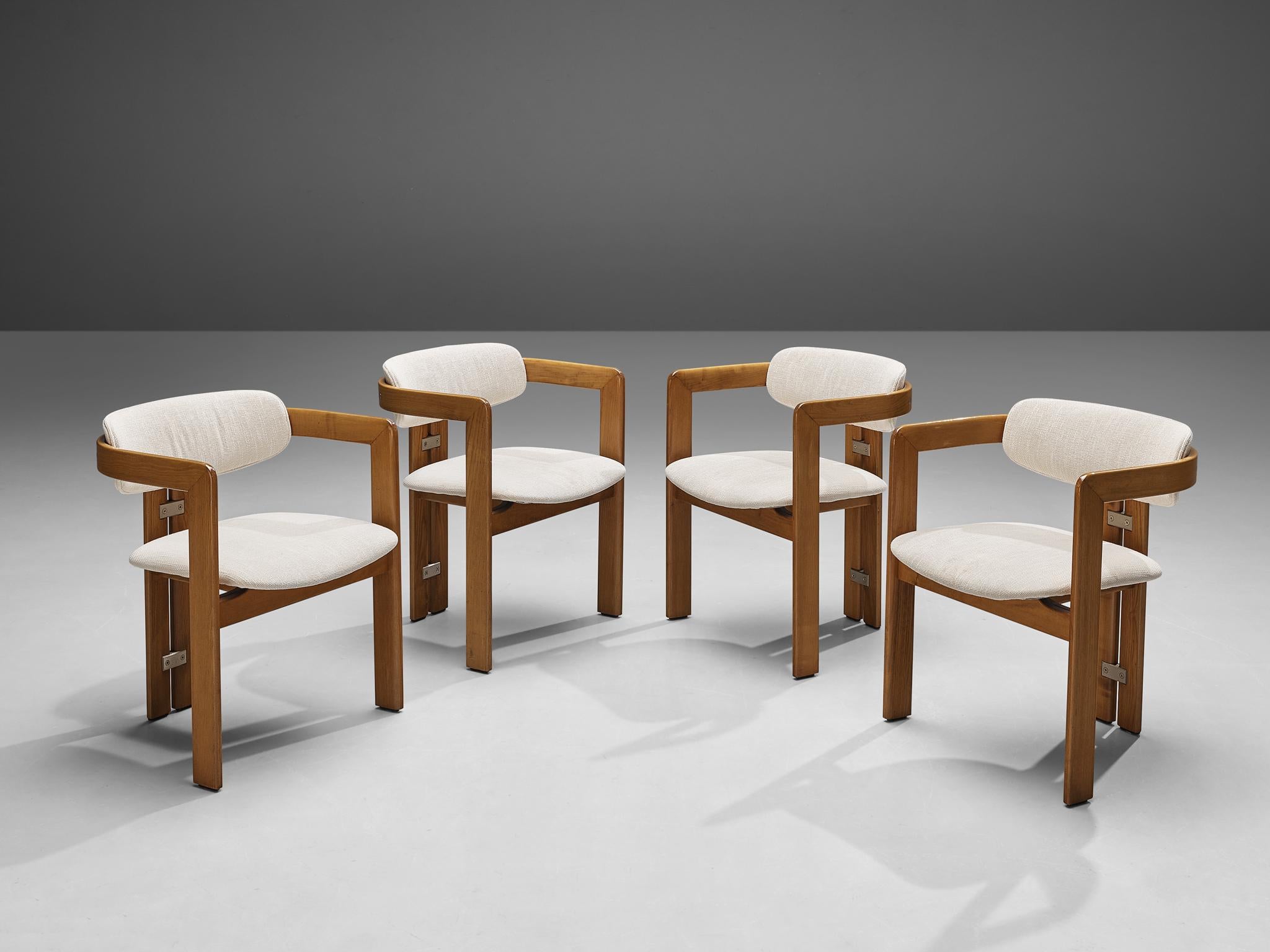 Augusto Savini pour Pozzi:: chaises de salle à manger modèle 'Pamplona':: hêtre:: revêtement en tissu:: aluminium:: Italie:: conçu en 1965 

Fauteuils en bois et revêtement en tissu blanc. Un design caractéristique:: simpliste mais très fort dans