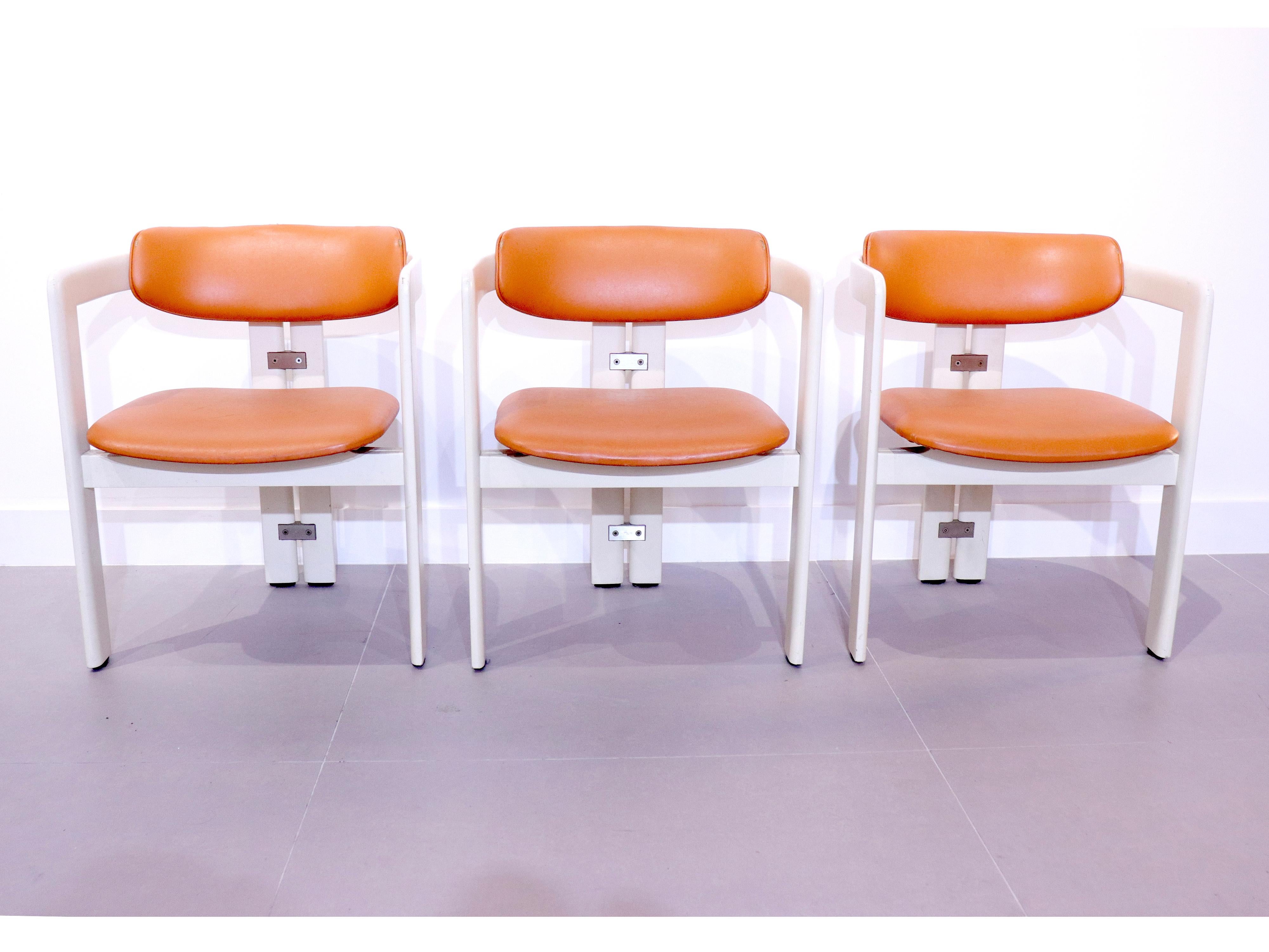 Rare ensemble de six chaises Pamplona par Augusto Savini pour Pozzi, Italie 1965.
Ces fauteuils sont en bois laqué blanc avec leur garniture orange d'origine.
Un design iconique et immédiatement reconnaissable, simpliste mais fort en forme avec leur