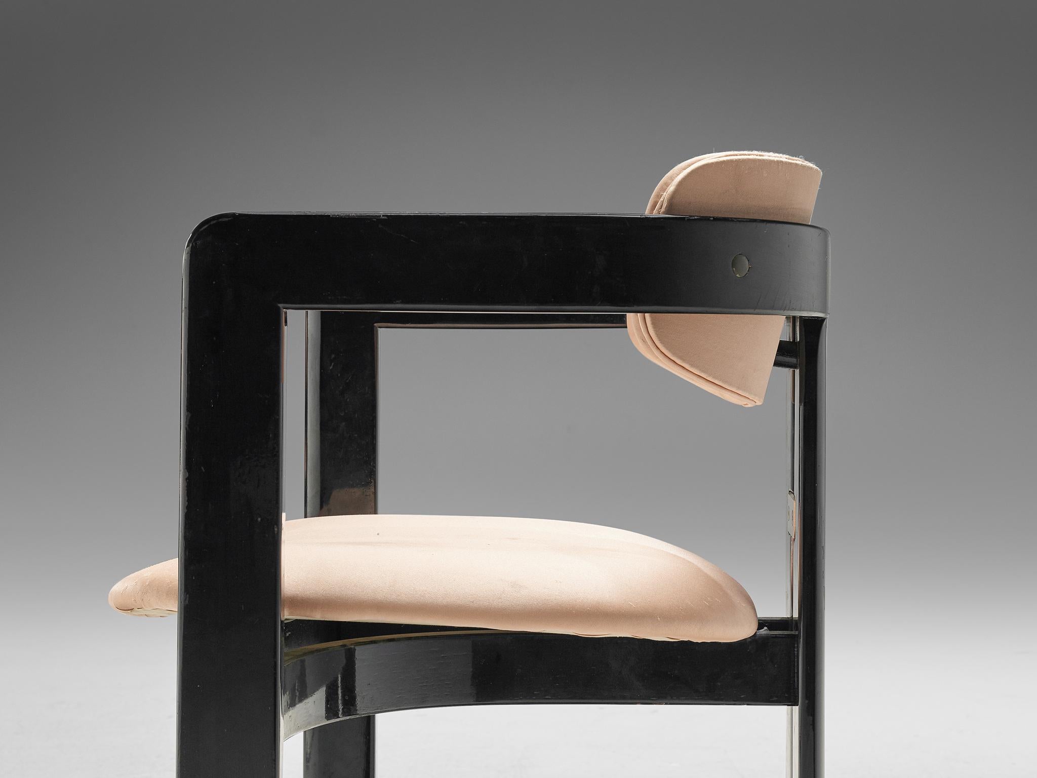 Augusto Savini: Sessel „Pamplona“ aus ebonisierter Esche und rosa Polsterung (Moderne der Mitte des Jahrhunderts) im Angebot