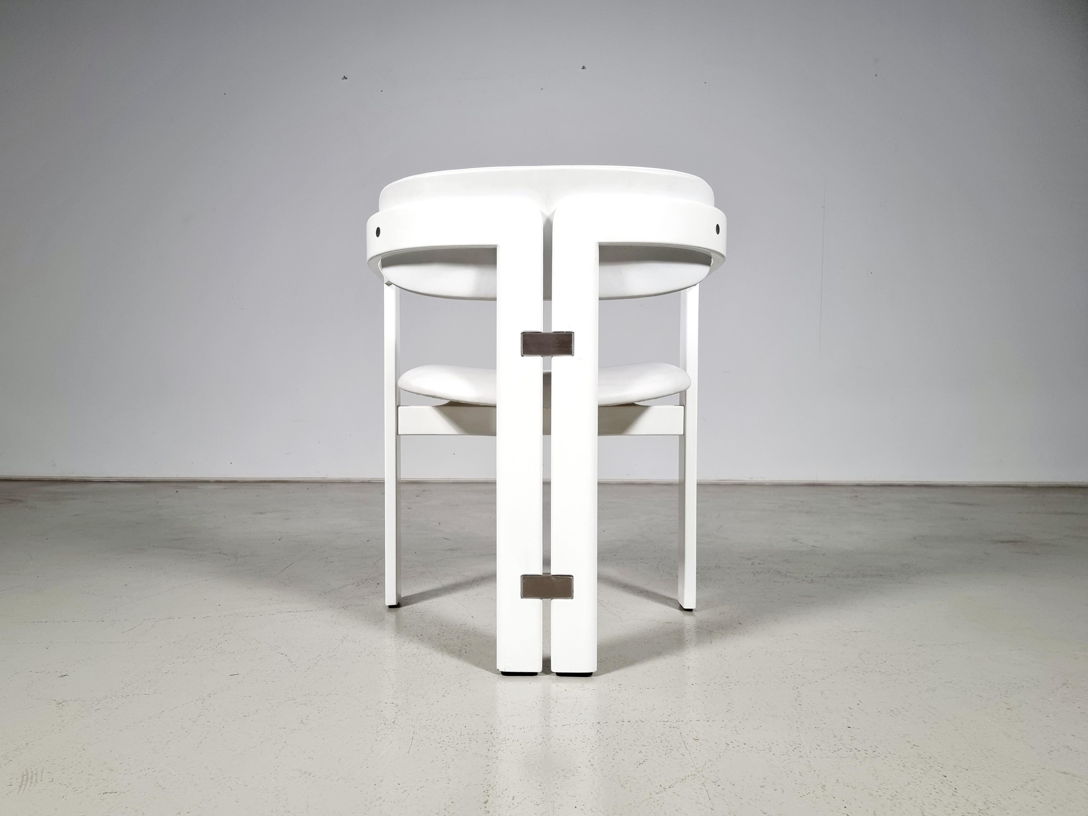 Augusto Savini 'Pamplona' Stuhl, weißes Leder und weiß lackiertes Holz, Pozzi (Moderne der Mitte des Jahrhunderts) im Angebot