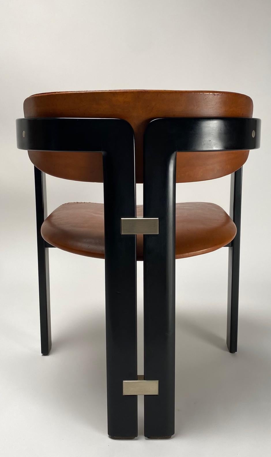 Set aus sechs Massivholzstühlen, entworfen von dem berühmten italienischen Architekten und Designer Augusto Savini. Es handelt sich um ikonische Stühle mit einer architektonischen Struktur, ausgehend von den gebogenen Holzrahmen, die mit schönen