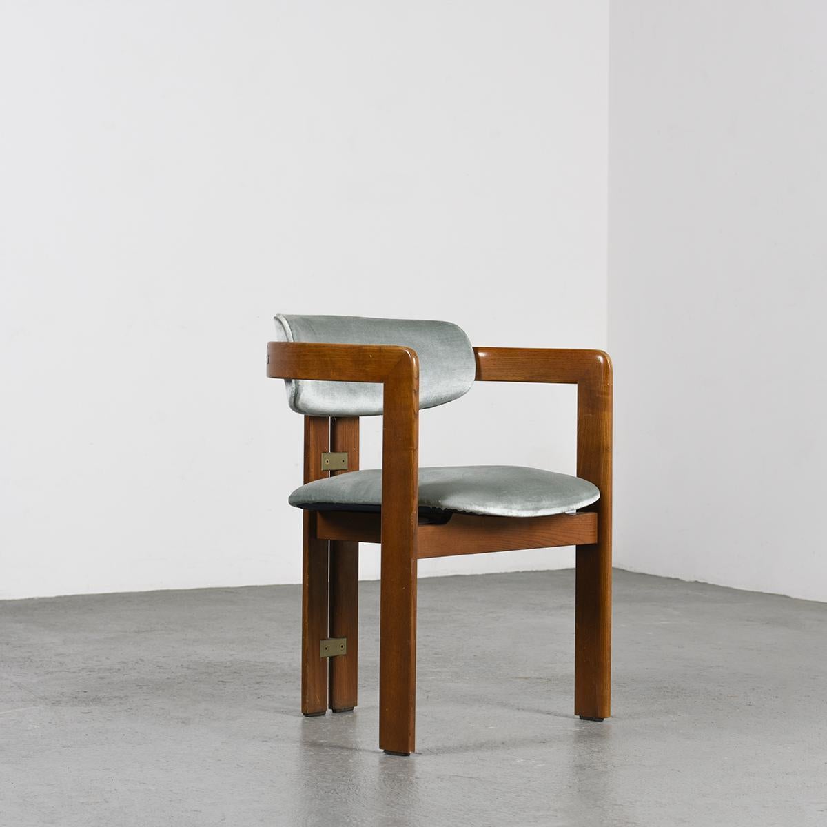 Sentimos un profundo aprecio por el sillón modelo Pamplona, un exquisito diseño realizado por Augusto Savini en la década de 1960. Su construcción de palisandro macizo forma con gracia dos arcos en las patas traseras, elegantemente unidos por dos