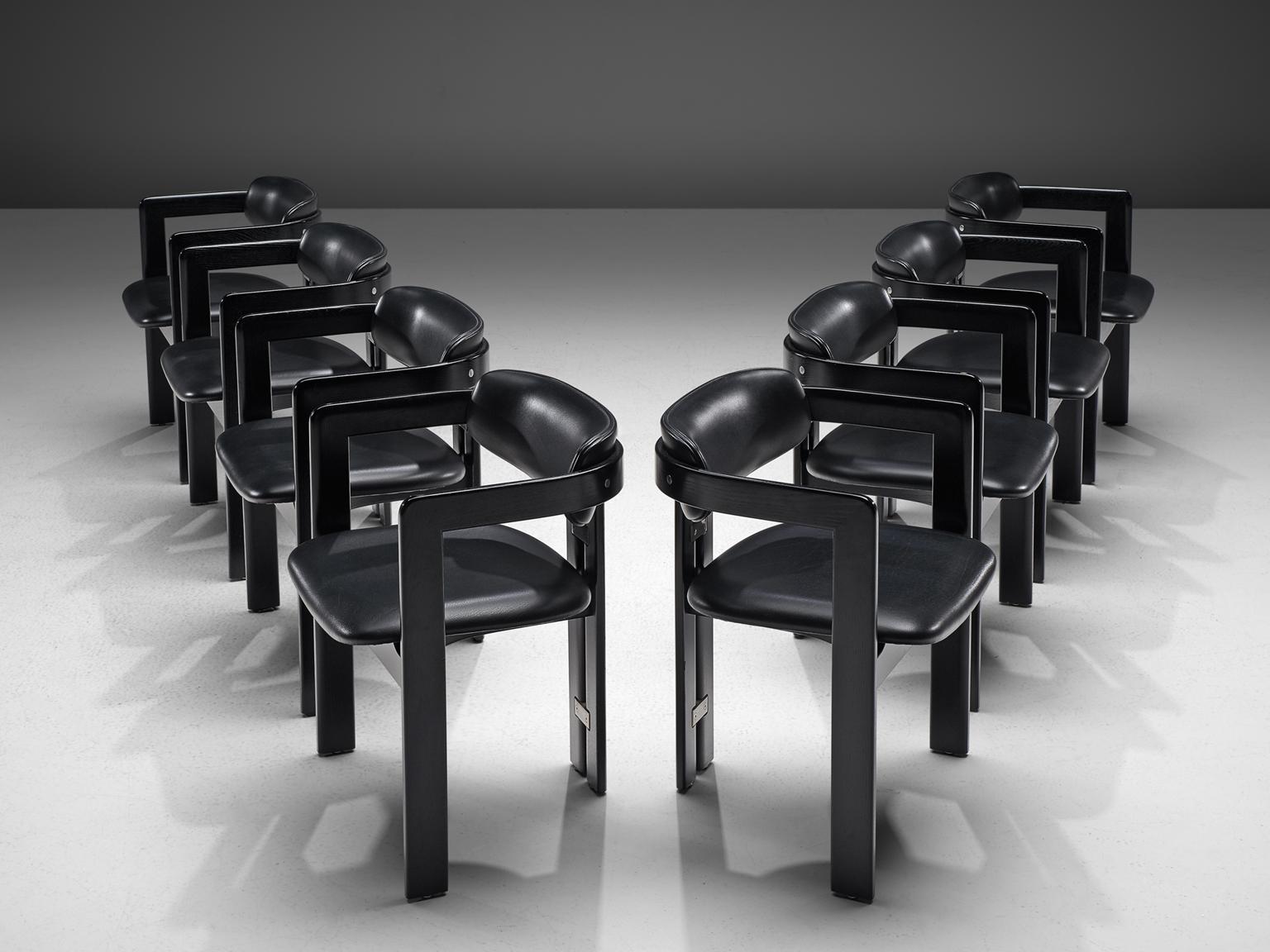 Augusto Savini pour Pozzi:: ensemble de 8 fauteuils 'Pamplona':: cuir noir:: bois plaqué:: métal:: Italie:: années 1960. 

Ensemble de huit fauteuils en bois laqué noir et cuir noir. Les chaises ont un design unique et caractéristique:: simpliste