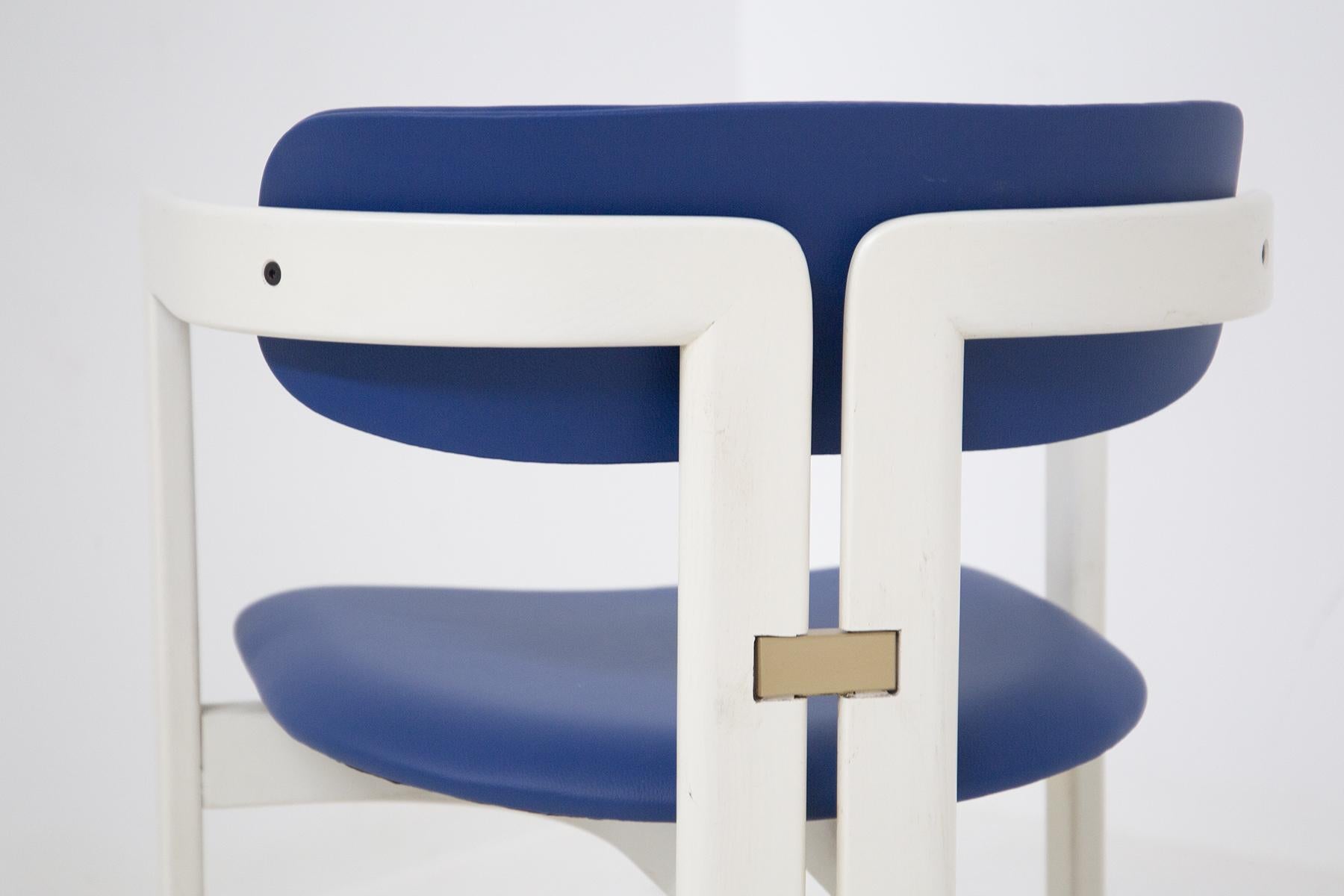 Beautiful set of dining chairs designed by Augusto Savini for the fine Italian manufacturer Pozzi in the 1970s. The chairs are called 'Pamplona'.
The original upholstery is blue leather and the organically shaped frames are made entirely of white
