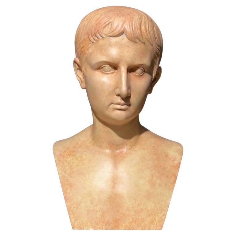 Cet impressionnant buste antique en terre cuite d'Auguste César, le premier empereur romain, restitue l'autorité et la grandeur de son règne. Avec ses traits finement détaillés, le buste reflète la présence calme mais imposante d'Auguste,