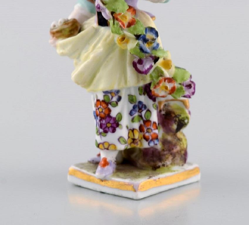 Augustus Rex, Deutschland, antike handbemalte Porzellanfigur, Mädchen mit Blumen (Neurokoko) im Angebot