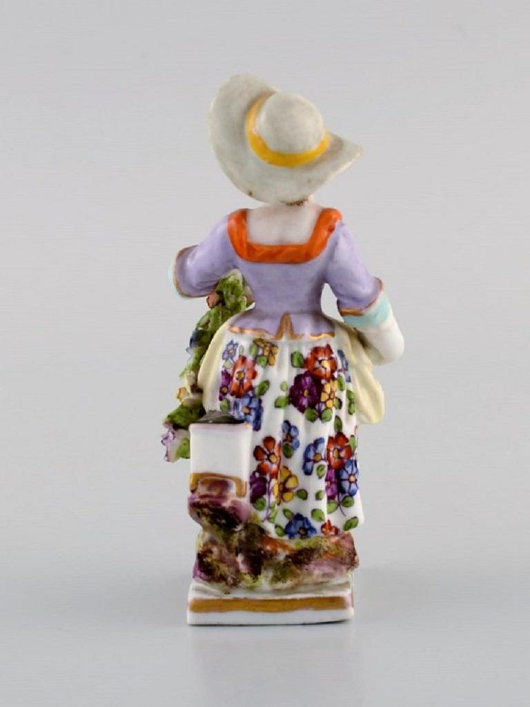 Augustus Rex, Deutschland, antike handbemalte Porzellanfigur, Mädchen mit Blumen im Zustand „Gut“ im Angebot in Copenhagen, DK