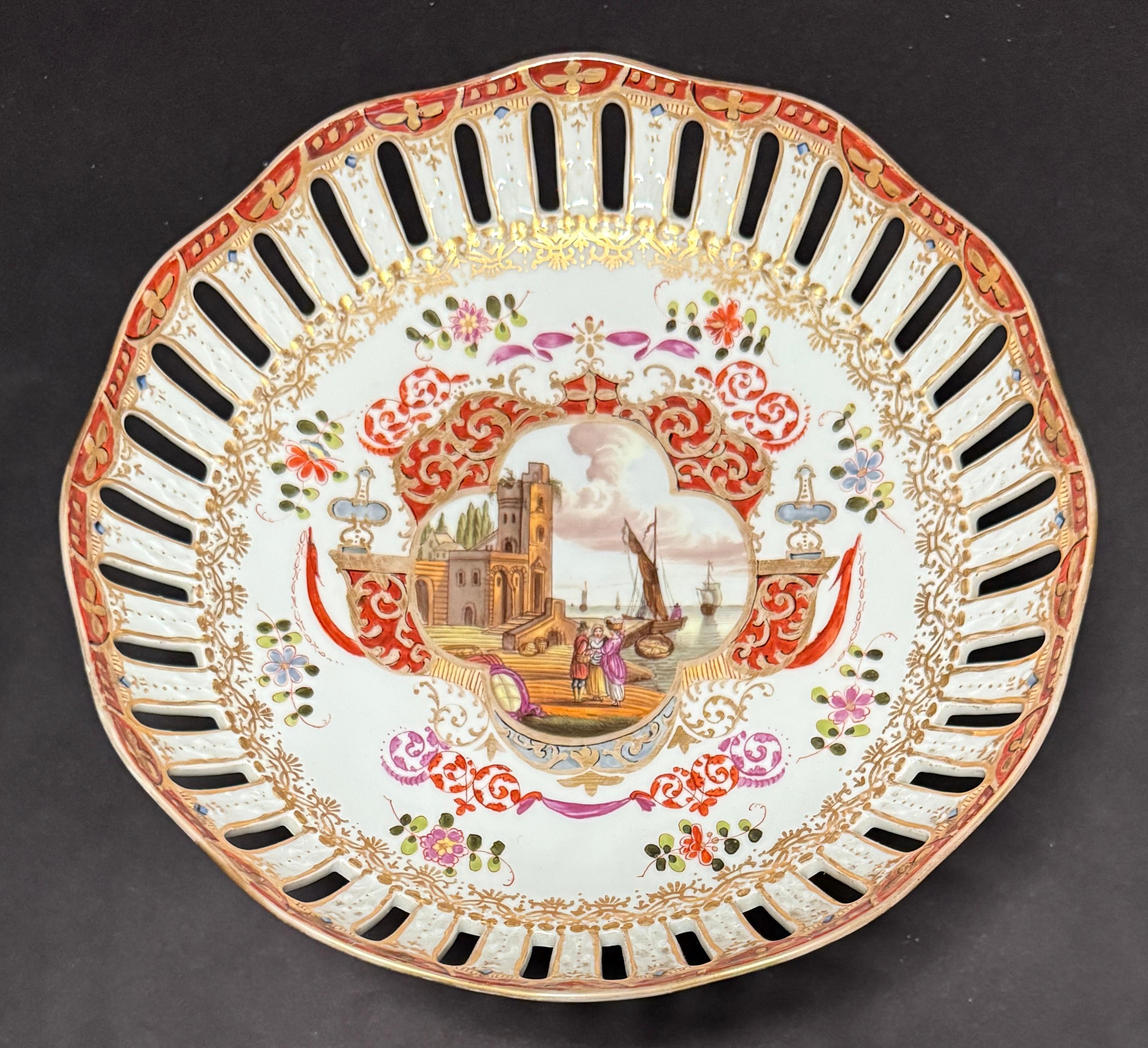 Antico centrotavola/piatto da frutta in porcellana su piedistallo di Augustus Rex Helena Wolfsohn. Tazza/compote, decorata con terracotta, oro e scene di porto dipinte a mano. Tradizionale per servire o esporre frutta e dessert.