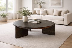 Tavolino rotondo Augustus Torched Oak in legno massiccio di Autonomous Furniture