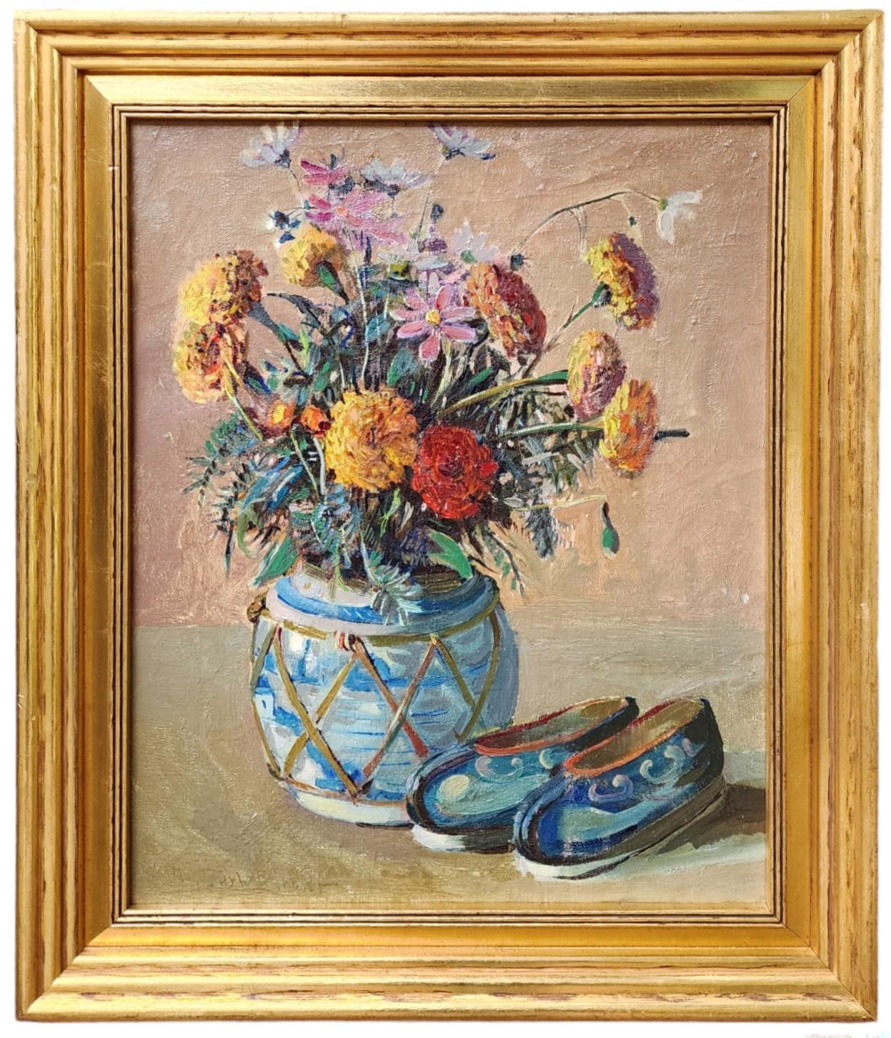 Nature Morte Chinoise, Vase de fleurs avec une paire de chaussures