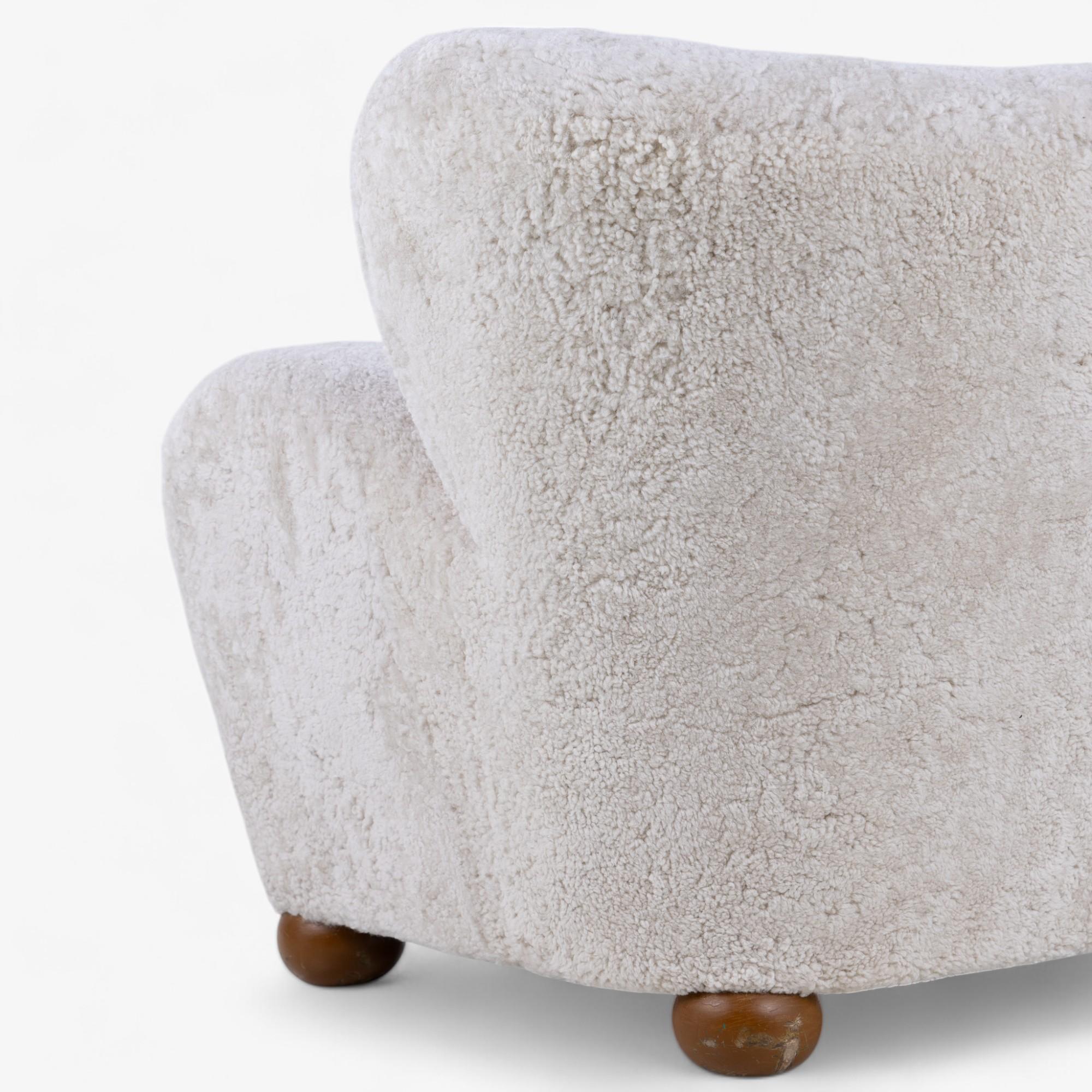 Aulanko - Loungesessel aus Lammfell von Märta Blomstedt (Dänisch) im Angebot
