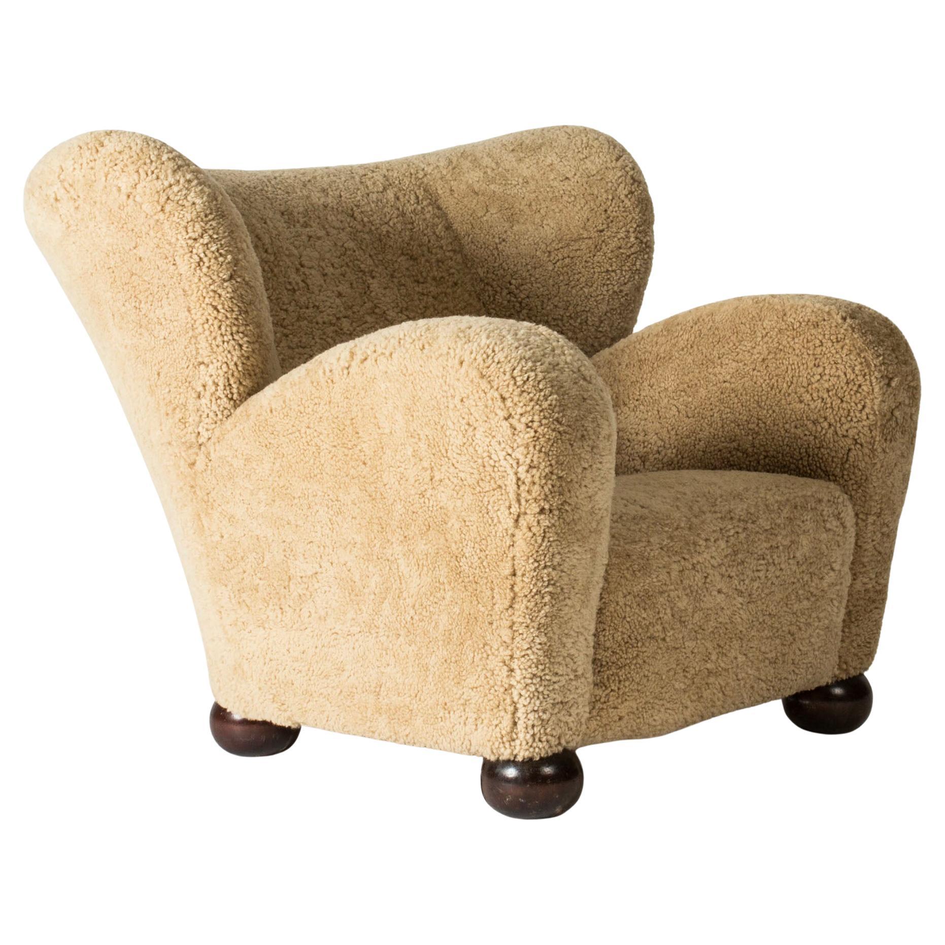 What is the difference between a lounge and recliner?