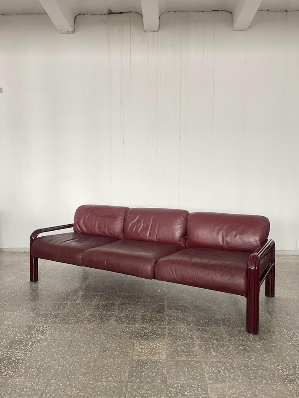 El sofá de tres plazas Aulenti Gae es imprescindible en cualquier salón moderno. Diseñado por el prestigioso Gae Aulenti para Knoll International, el sofá presenta una elegante estructura de acero plegado con revestimiento epoxi en color burdeos,