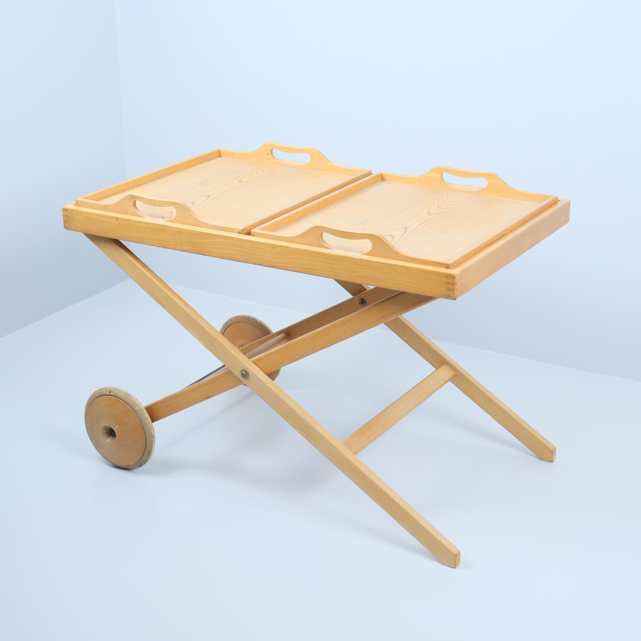 Ein seltener und eleganter Holzwagen aus lackierter Buche und rhythmischem Furnier, der von Asko in Finnland nur zwei Jahre lang, von 1950-1951, hergestellt wurde. Das Design ist ein Gemeinschaftswerk des weltberühmten Tapio Wirkkala und Aulis