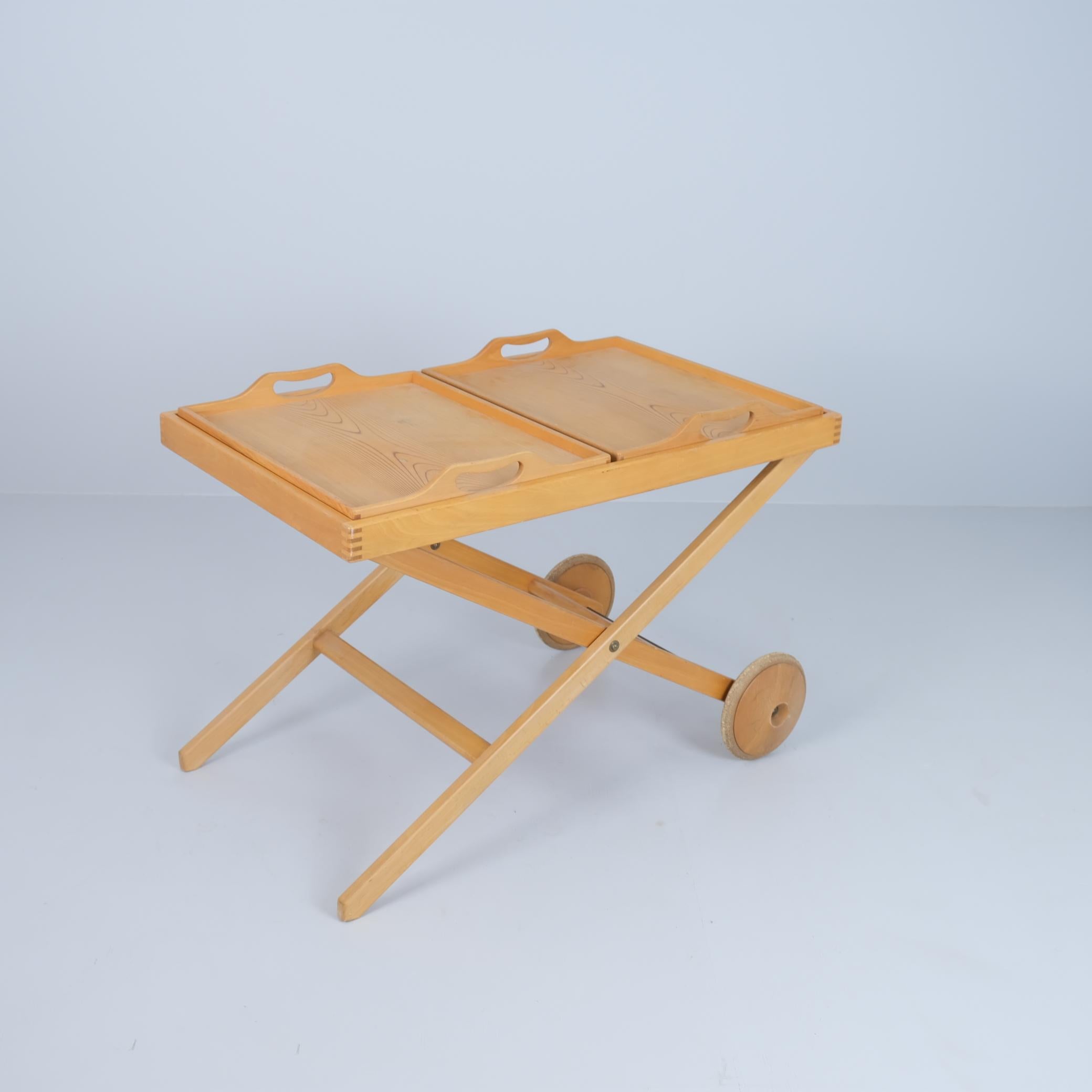 Un raro ed elegante carrello in legno di faggio laccato e impiallacciatura ritmica, prodotto da Asko in Finlandia per soli due anni, dal 1950 al 1951. Il design è frutto di un lavoro di squadra tra Tapio Wirkkala, famoso in tutto il mondo, e Aulis