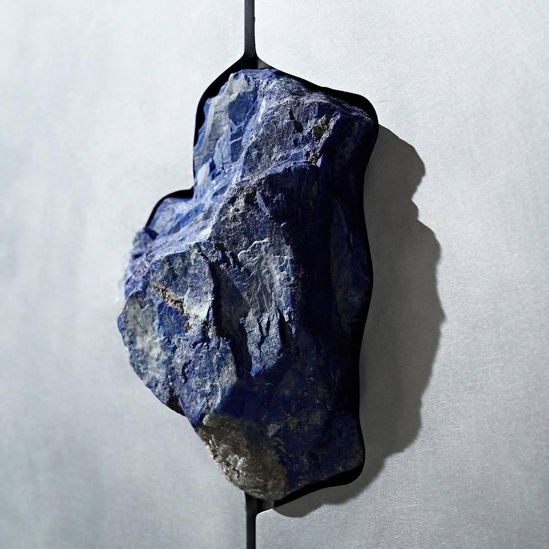 Armadio da parete rotondo in alluminio con pietra naturale blu intenso di Pierre De Valck In condizioni Nuovo in vendita a Geneve, CH