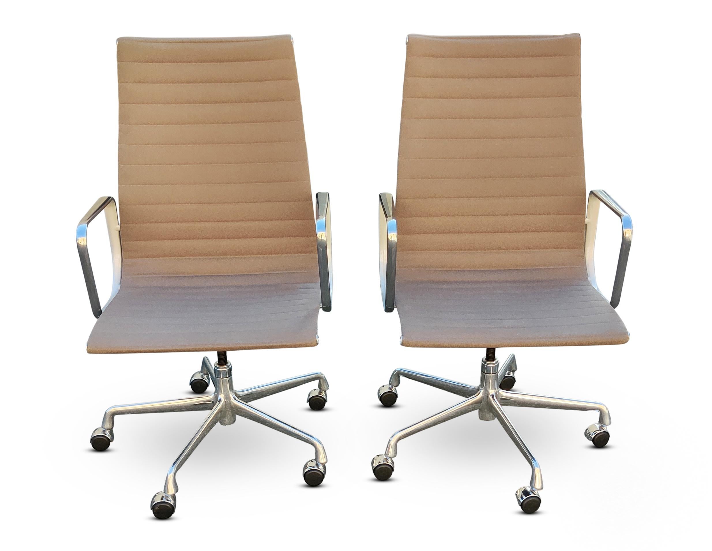 La chaise Herman Miller Aluminum Group est un élément essentiel de l'environnement de bureau haut de gamme et du bureau à domicile depuis près d'un demi-siècle. Il a été conçu à l'origine par Charles et Ray Eames, et cet ensemble est