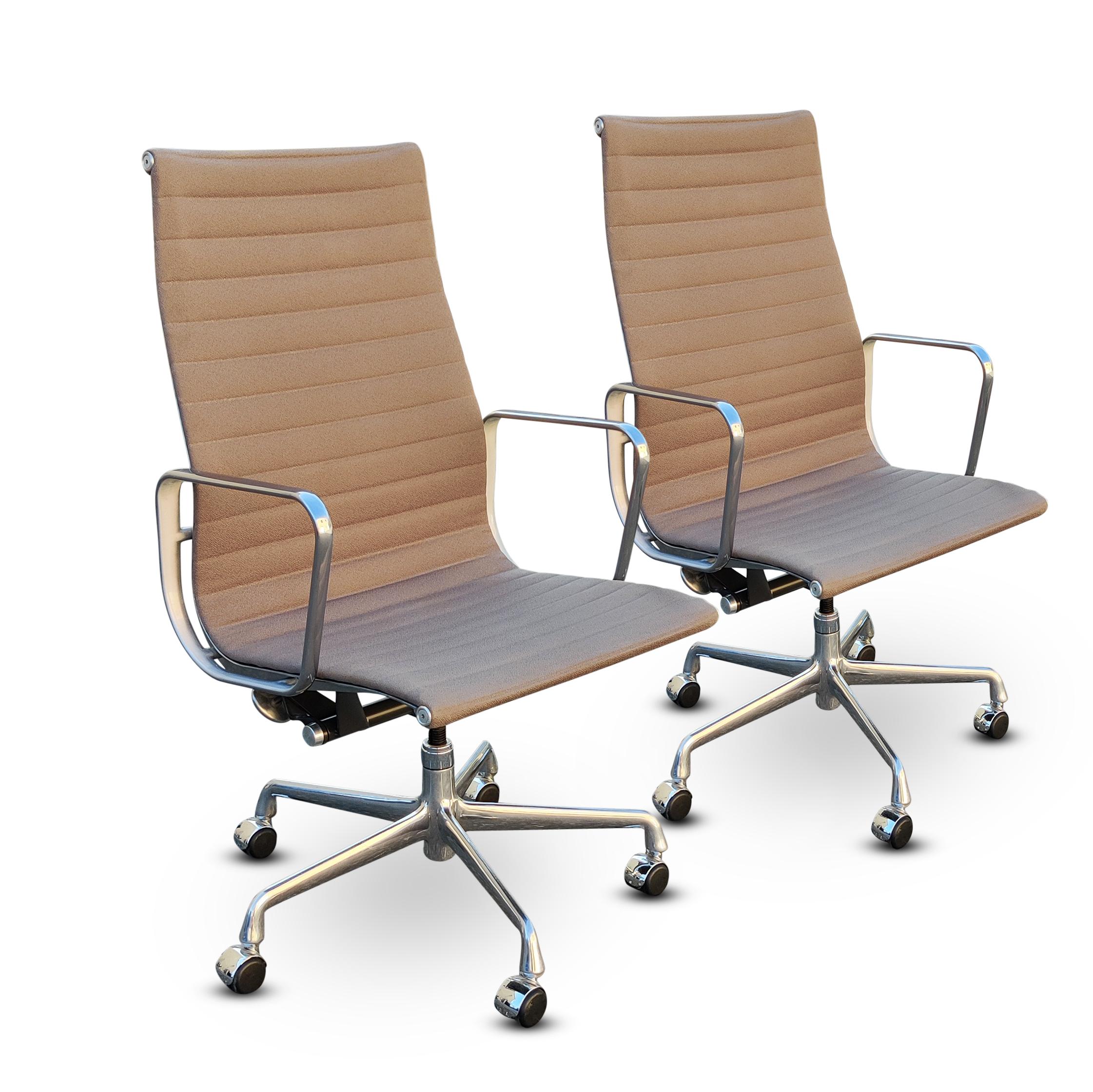 Mid-Century Modern Ensemble de 6 chaises de bureau à haut dossier en aluminium Eames pour Herman Miller en vente