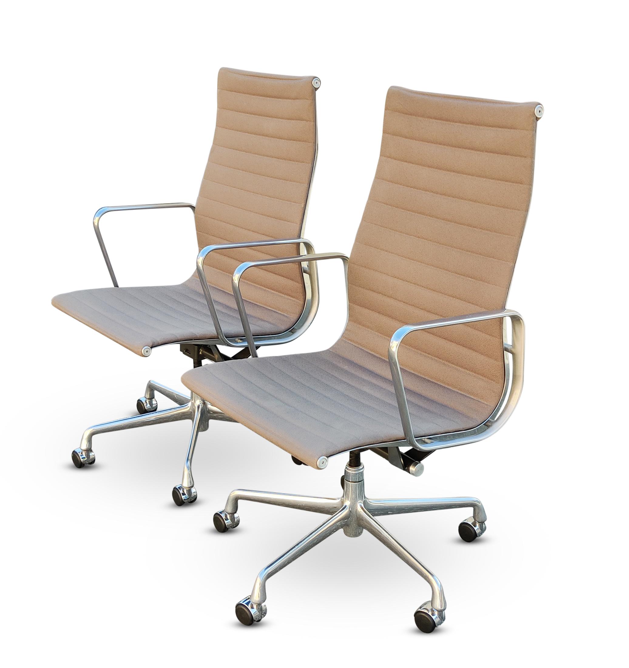 Américain Ensemble de 6 chaises de bureau à haut dossier en aluminium Eames pour Herman Miller en vente