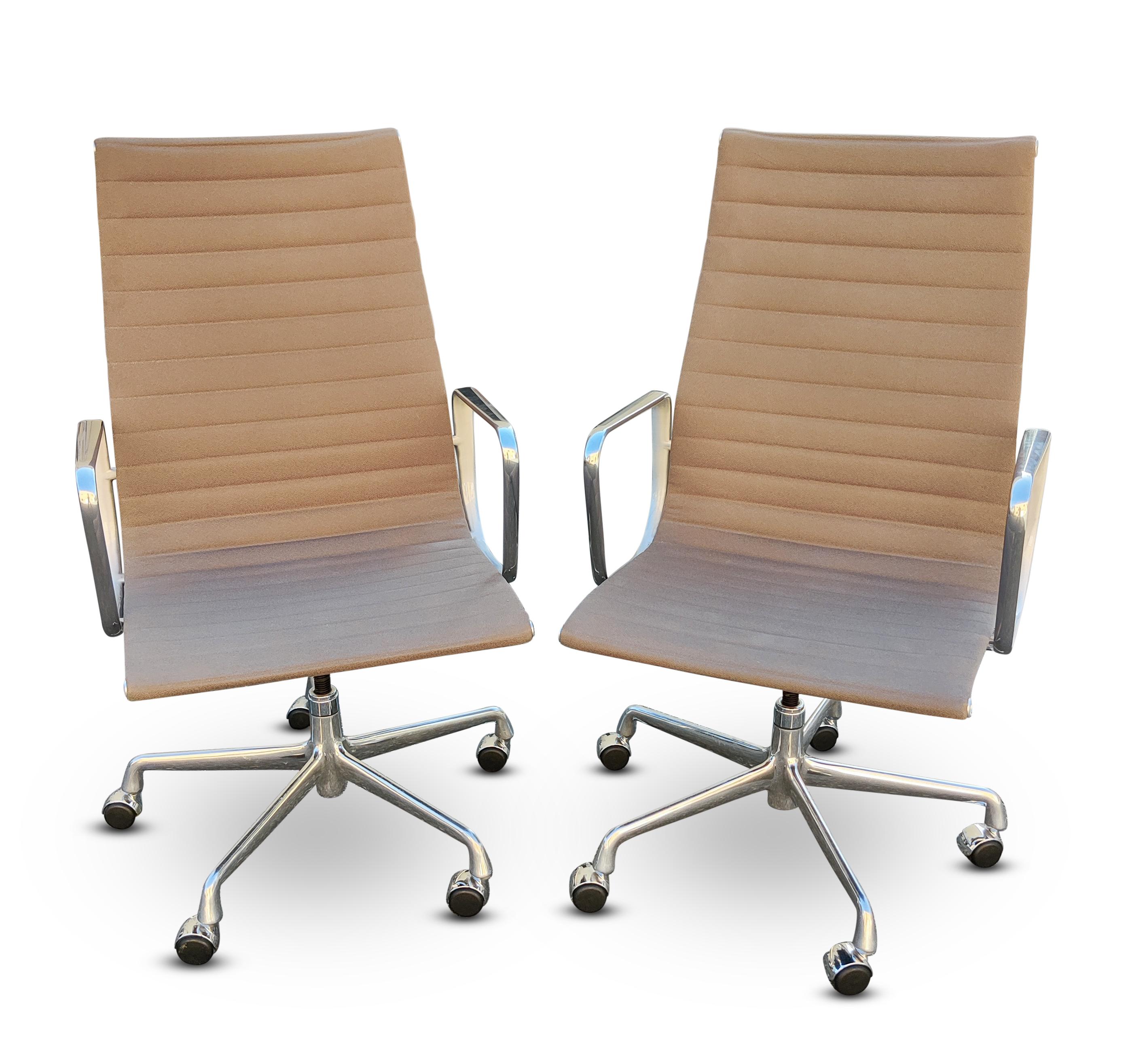Ensemble de 6 chaises de bureau à haut dossier en aluminium Eames pour Herman Miller Bon état - En vente à Philadelphia, PA