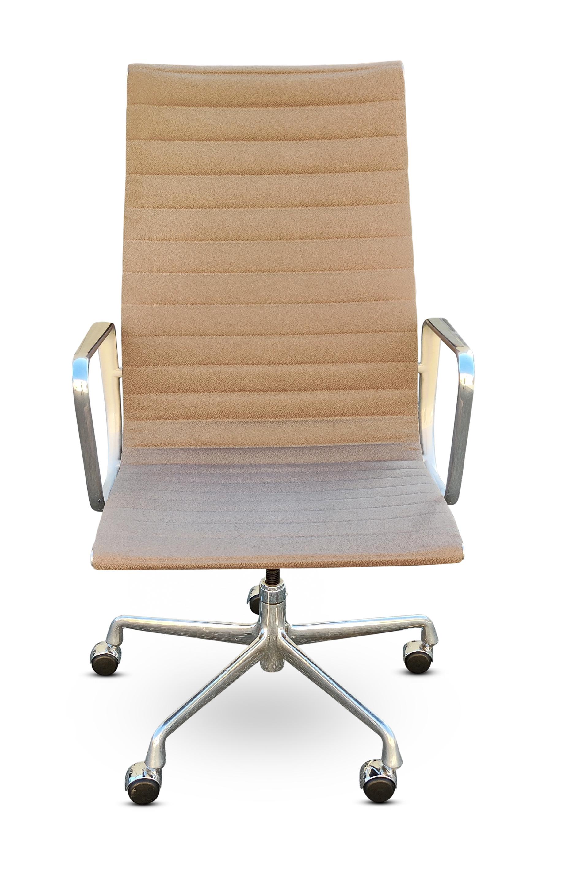 XXIe siècle et contemporain Ensemble de 6 chaises de bureau à haut dossier en aluminium Eames pour Herman Miller en vente