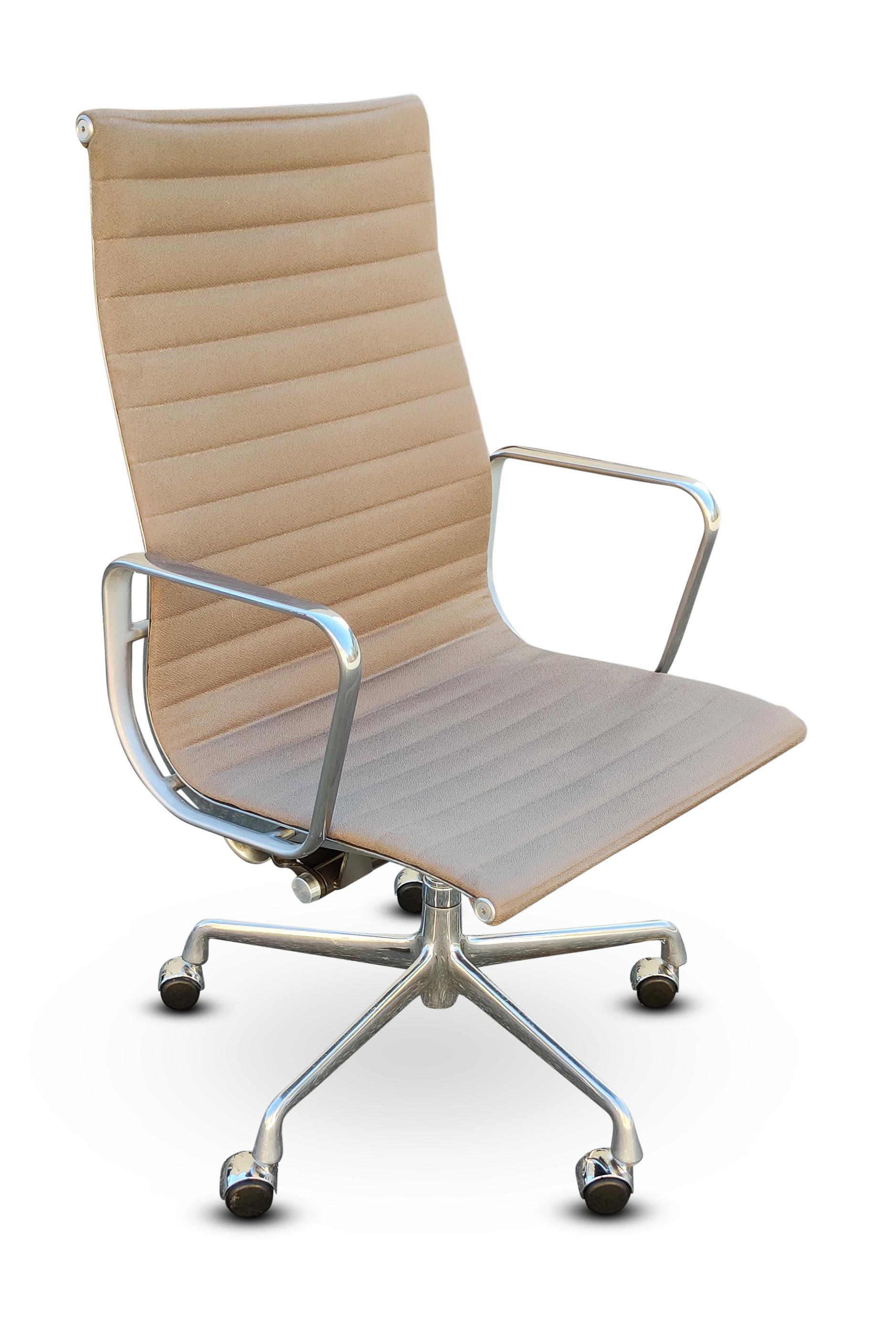 Aluminium Ensemble de 6 chaises de bureau à haut dossier en aluminium Eames pour Herman Miller en vente