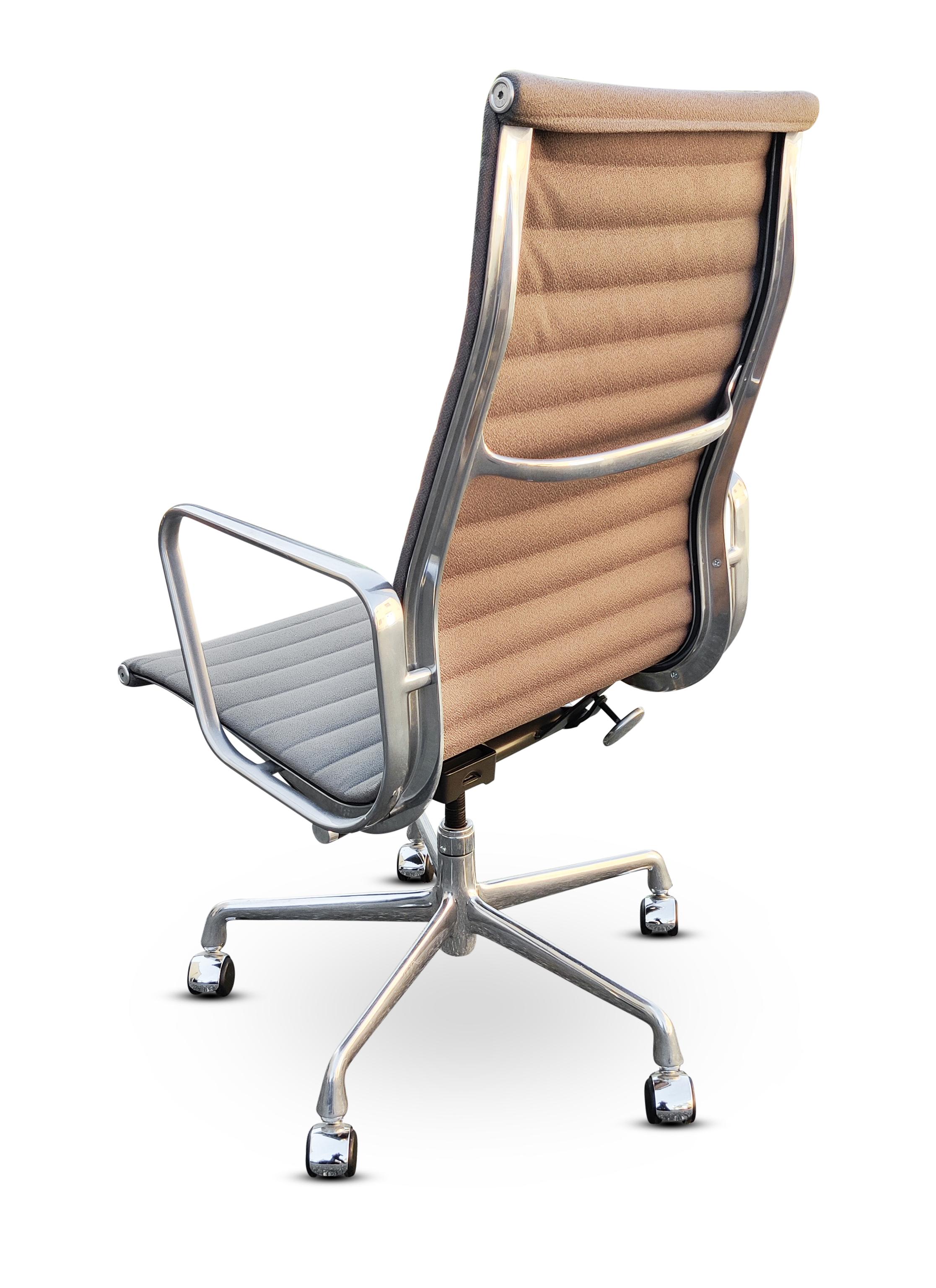 Ensemble de 6 chaises de bureau à haut dossier en aluminium Eames pour Herman Miller en vente 1