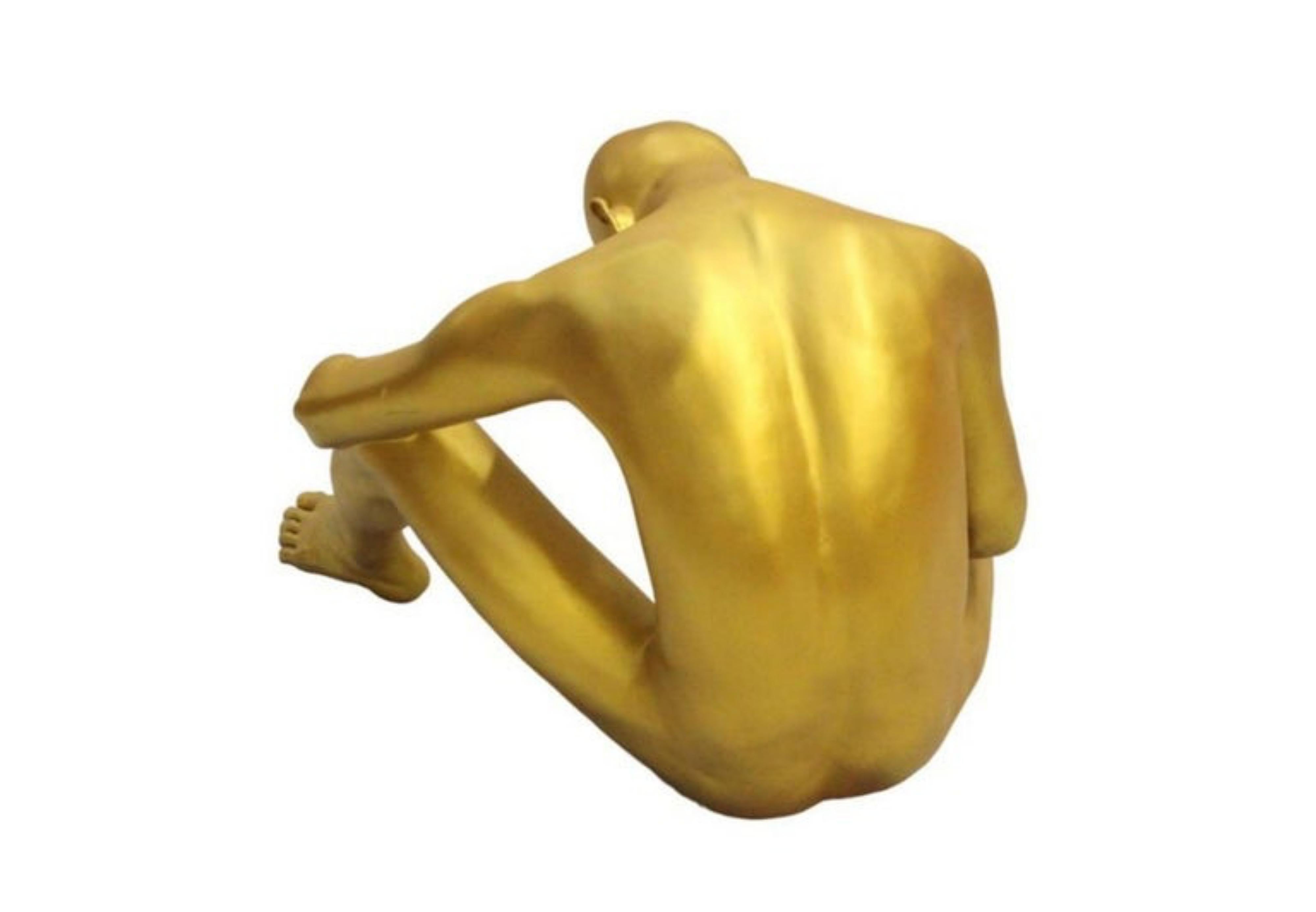 Aung KO (1980) Escultura de resina dorada 