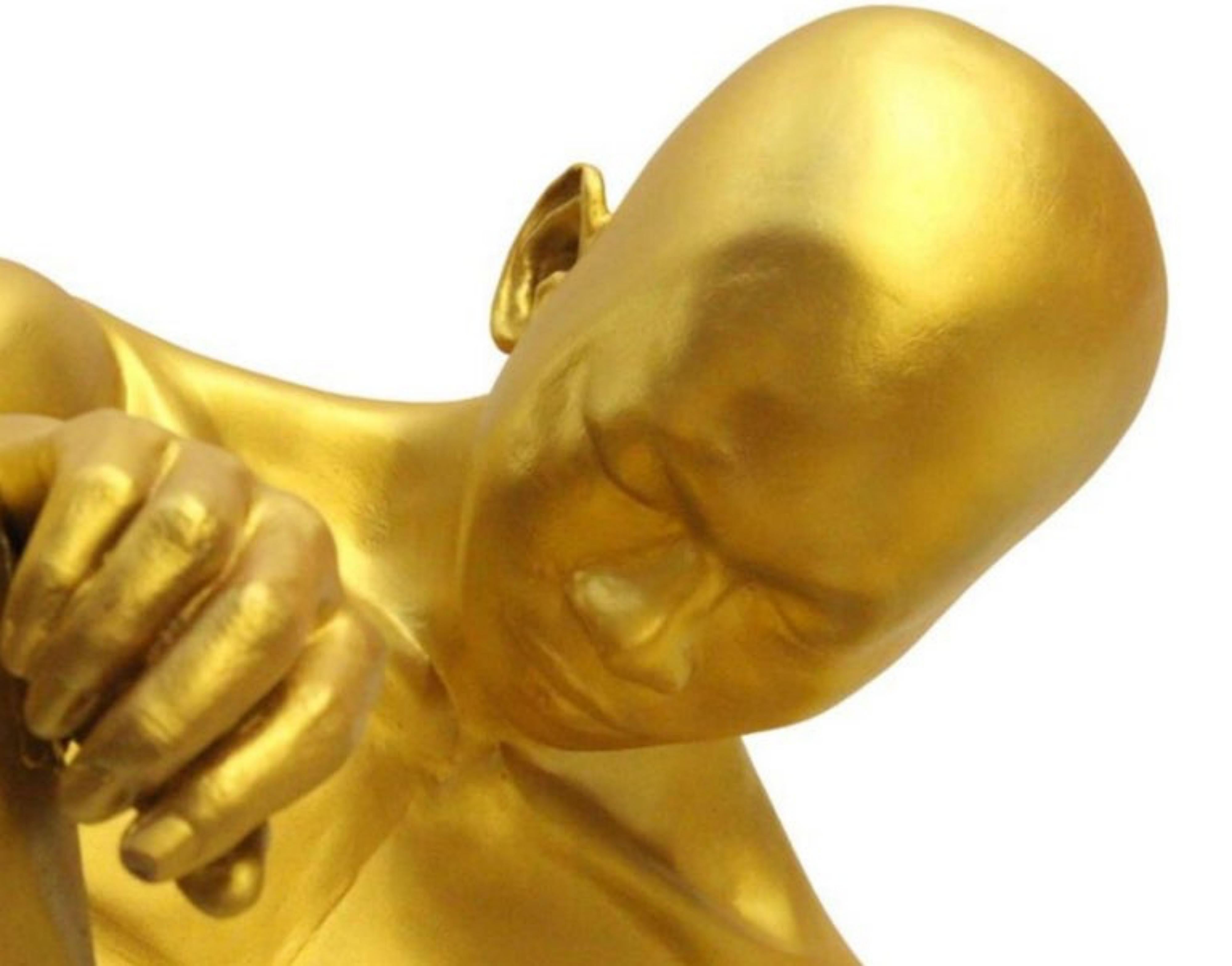 Aung KO (1980) Escultura de resina dorada 