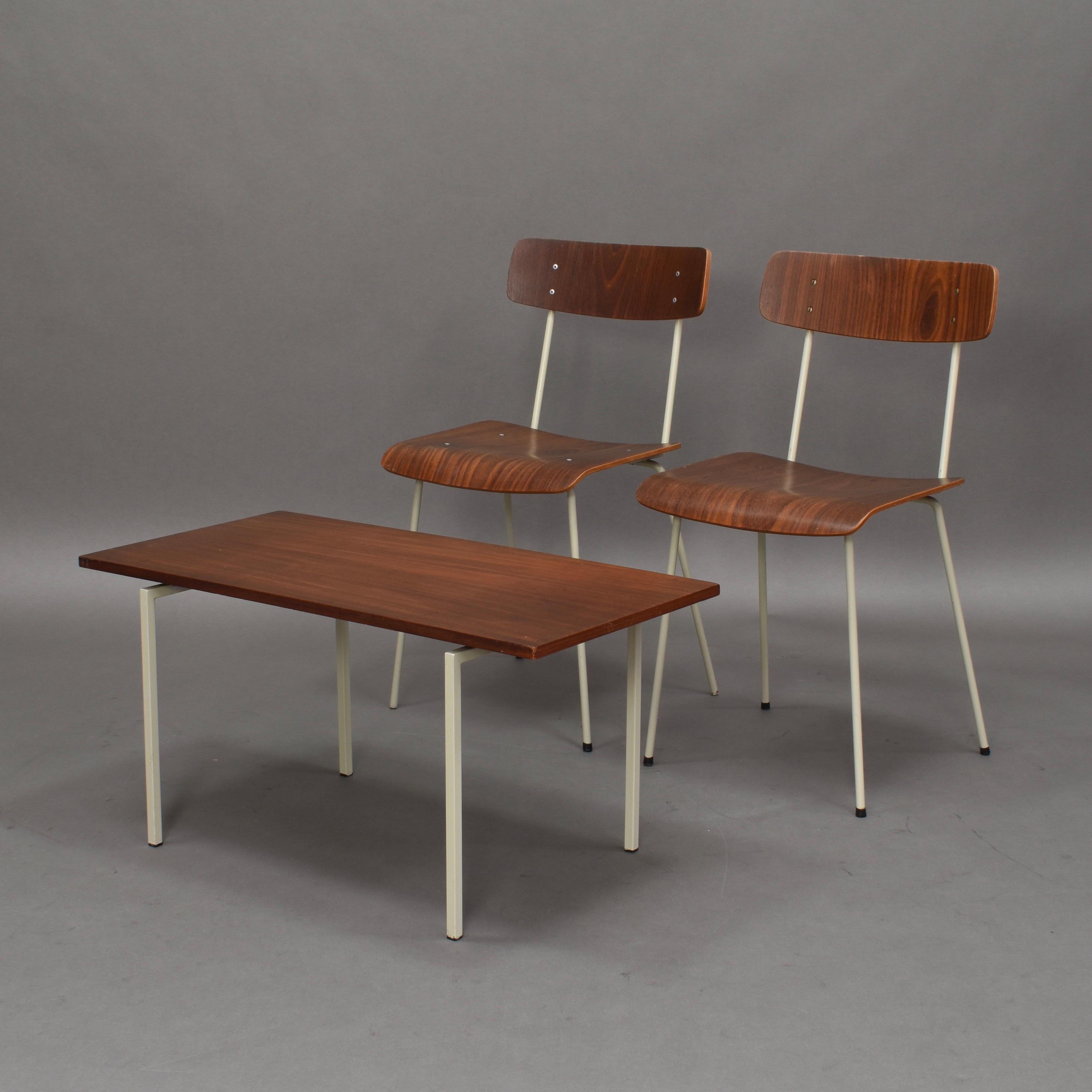 Schöne Schlafzimmer Stühle und Tisch in Teak und Metall von der niederländischen Firma AUPING.
Das Set ist in gutem Zustand mit einigen normalen Alters- und Gebrauchsspuren.